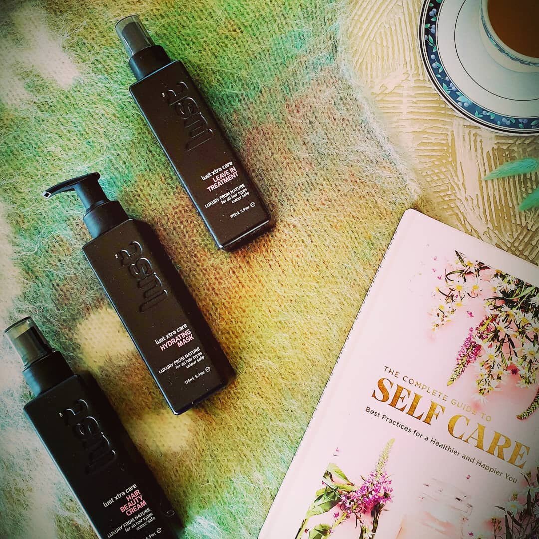 Rainy Sunday's! A perfect time to give yourself (and your hair) a little TLC 💛
We suggest treating your tresses to our Hydrating Hair Mask and curling up in your cozy's with a good book and a hot cuppa ☕

*we suggest applying our Hair Beauty Cream o