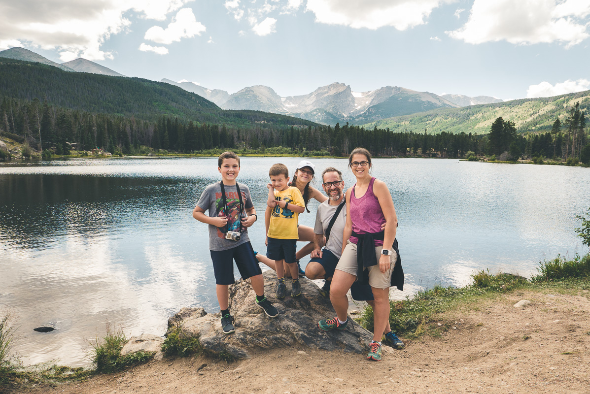 La petite famille devant Sprague Lake et les rocheuses