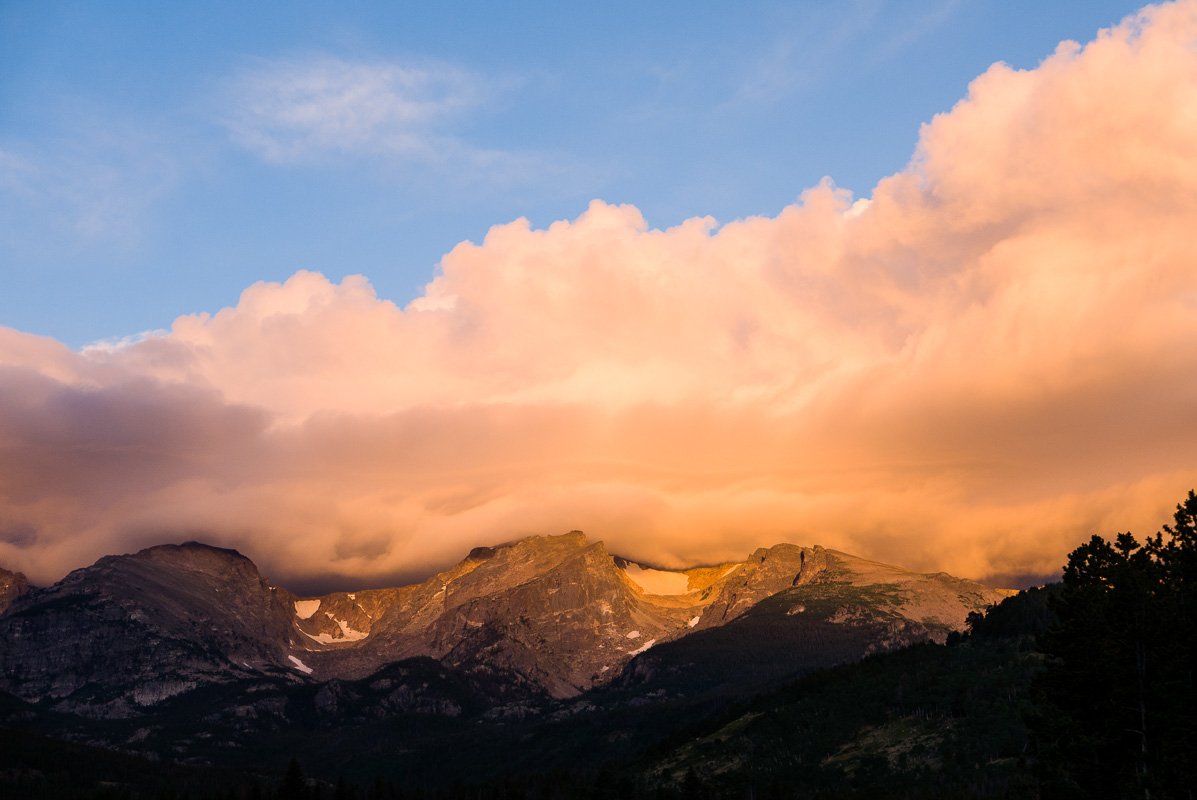 Lever de soleil sur les montagnes à Rocky Mountain National Park. Les nuages s'accrochent au sommet.