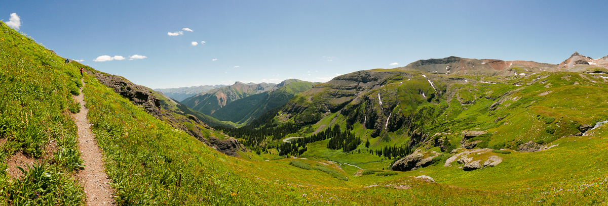 Vue sur la vallée glaciaire en montant vers Island Lake