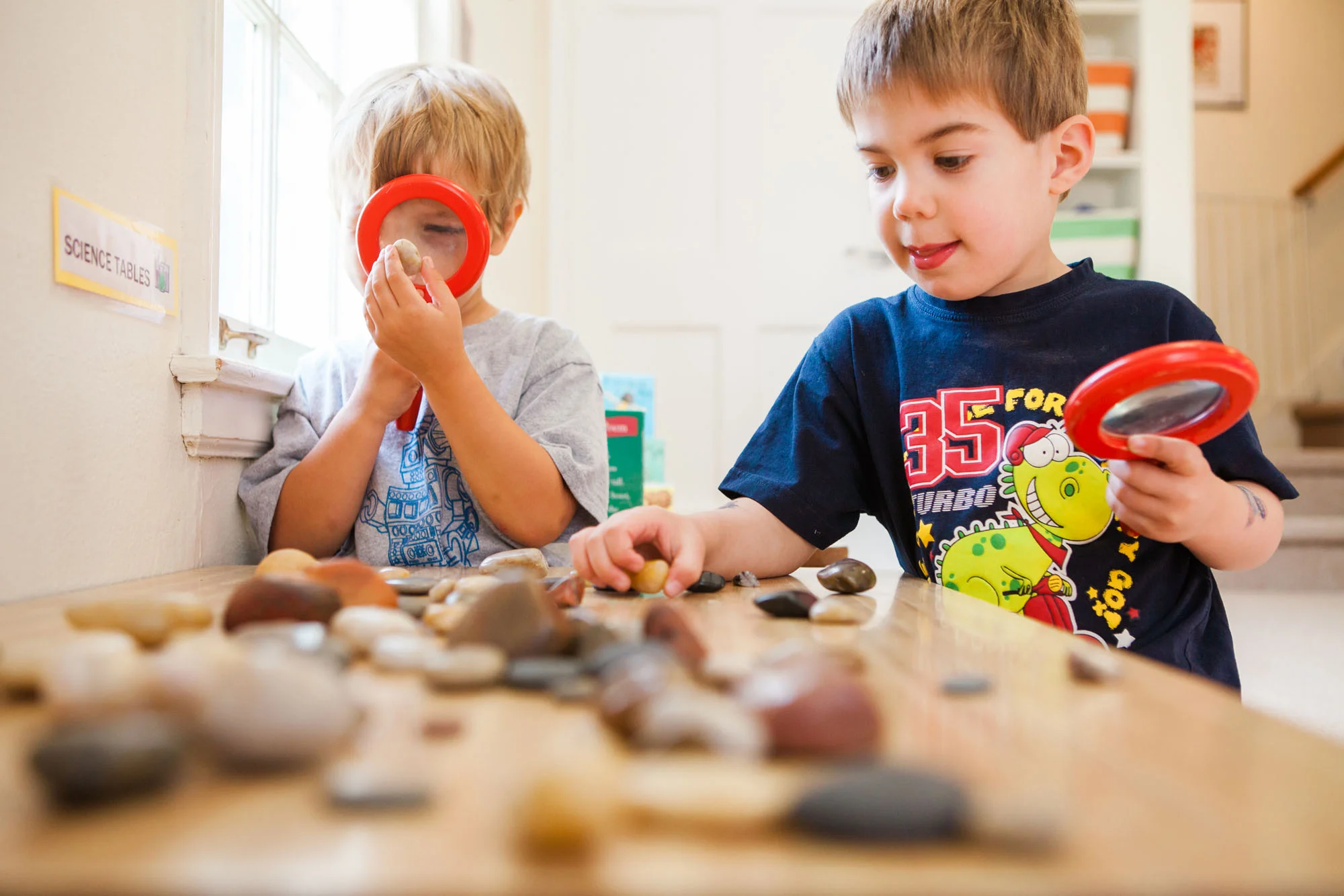Play & discovery tables (themes change weekly)