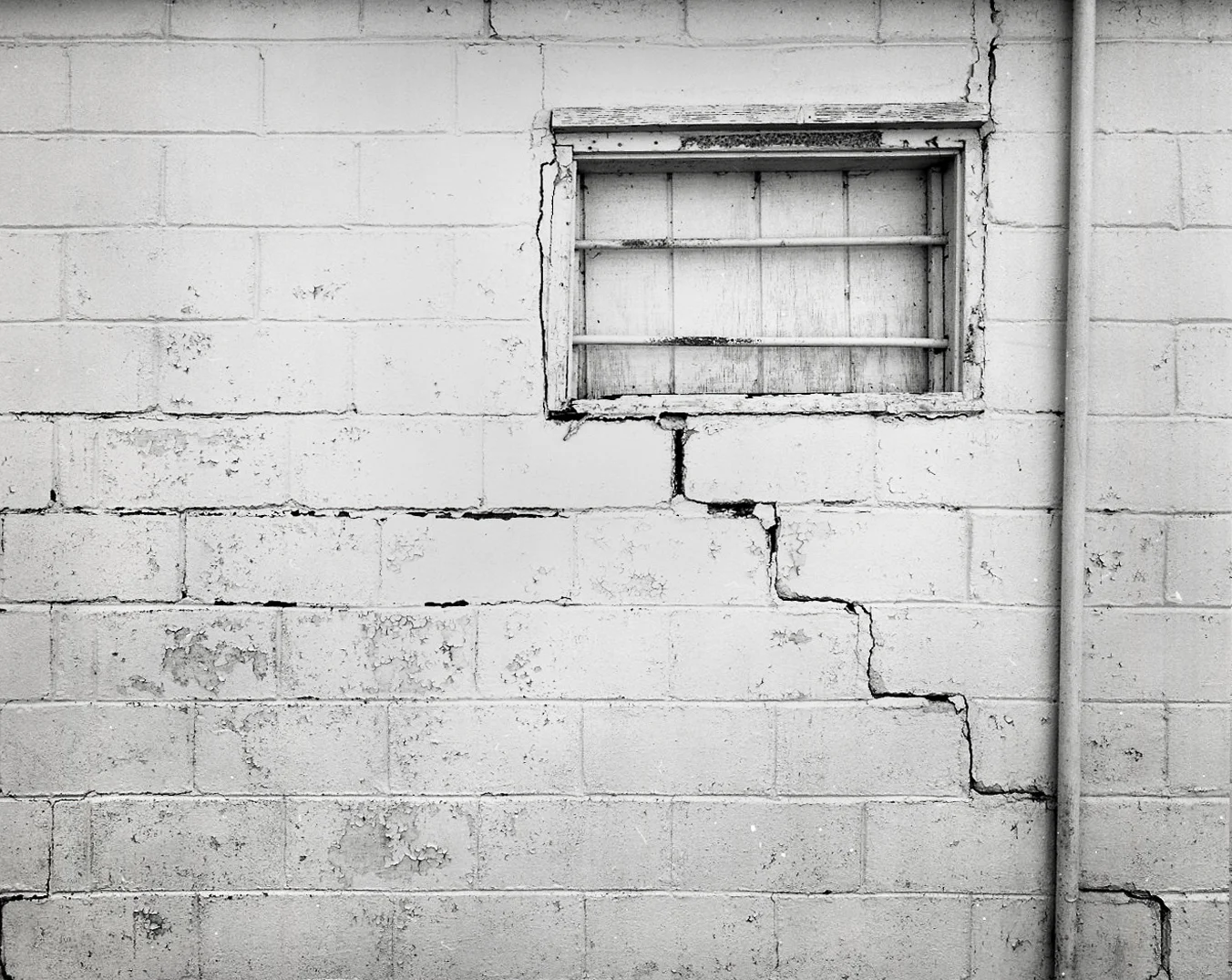Window, Crack and Pipe > Chadwick, IL 2003