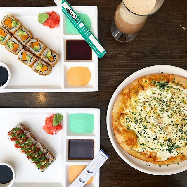 Keep your friends close but your lunch closer 😜🙌
...our always fun to share pizza and sushi 👌
Open today beginning at 11am. .
.
.
#shavutov 
#Tiberiasnyc
#tiberias #kosher #foodie #koshernyc #okkosher #foodlove #manhattan #pizza #eater #midtown #y