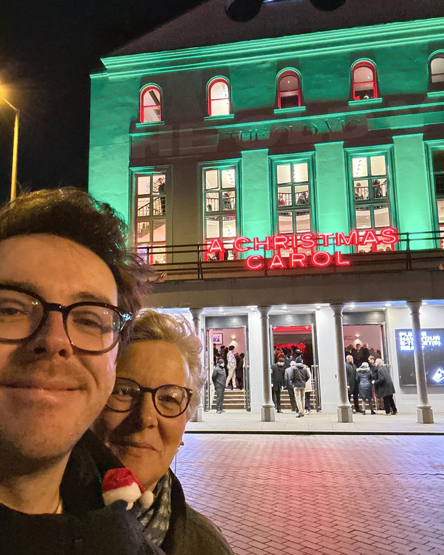 A lovely Boxing Day spent at The Old Vic seeing A Christmas Carol with Mum 🎄 Such a magical Christmas show, PURE joy encapsulated (with free mince pies and everything) - what a production!! Eccleston is completely perfect along the whole of Ebenezer