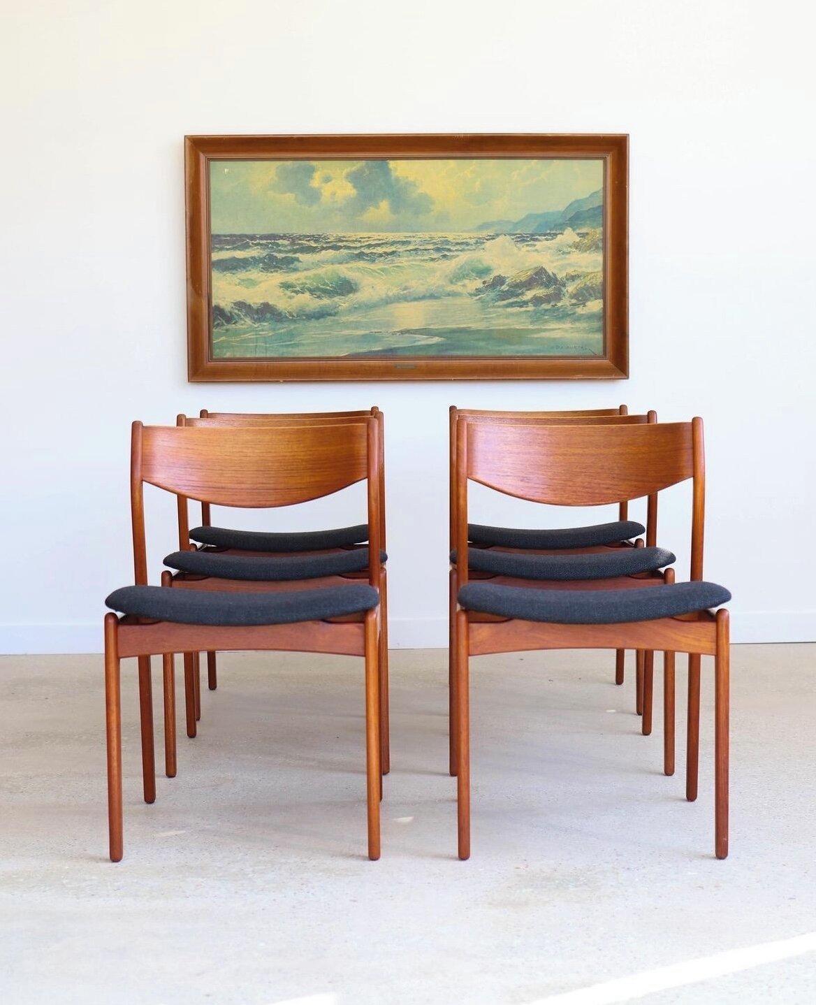 Currently obsessed with this set ☁️⁣
Mid-Century Danish teak dining chairs via @spacedout.studio. #revitalisteinspo