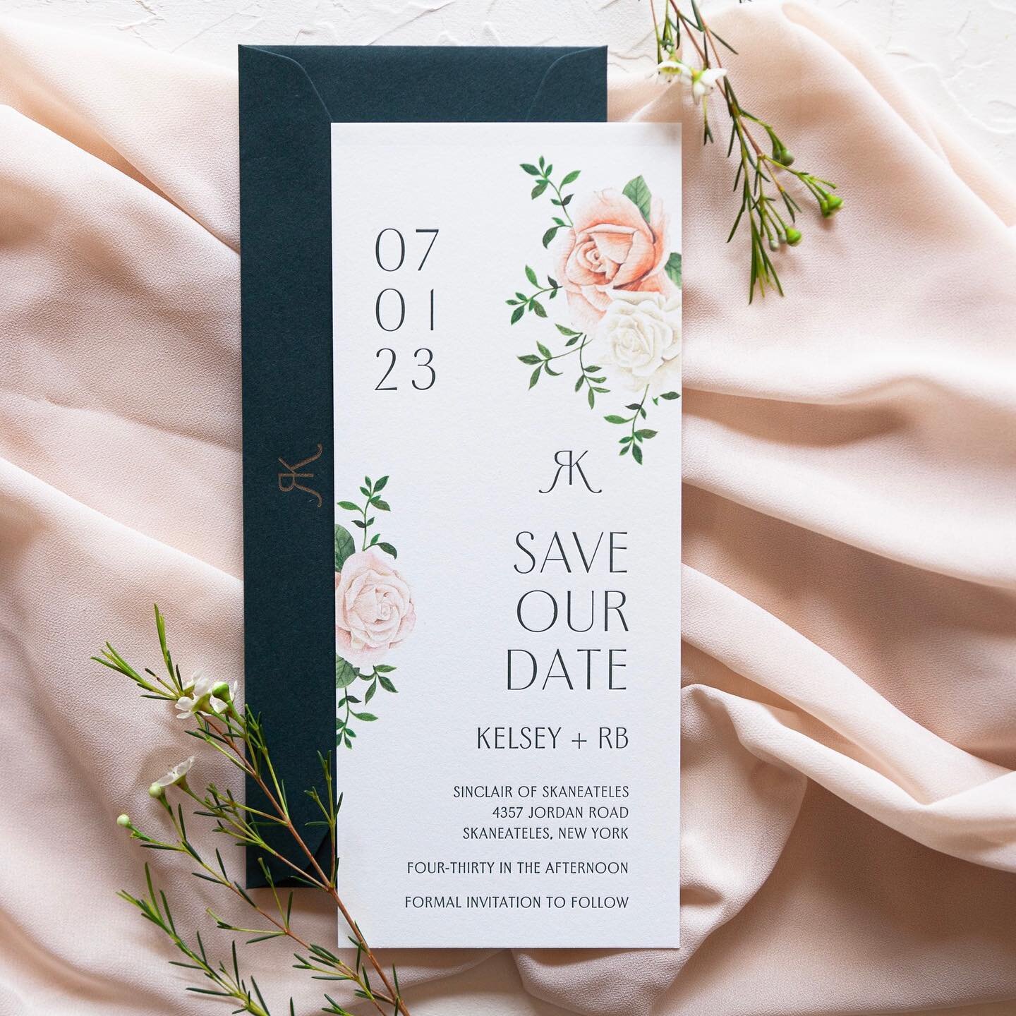 I&rsquo;m so excited to share these Save the Dates! First, the shape 😍 This unique tall card was the perfect canvas for a perfect pairing of modern typography with traditional watercolor florals.

#letterpress #letterpressinvitations #letterpressstu