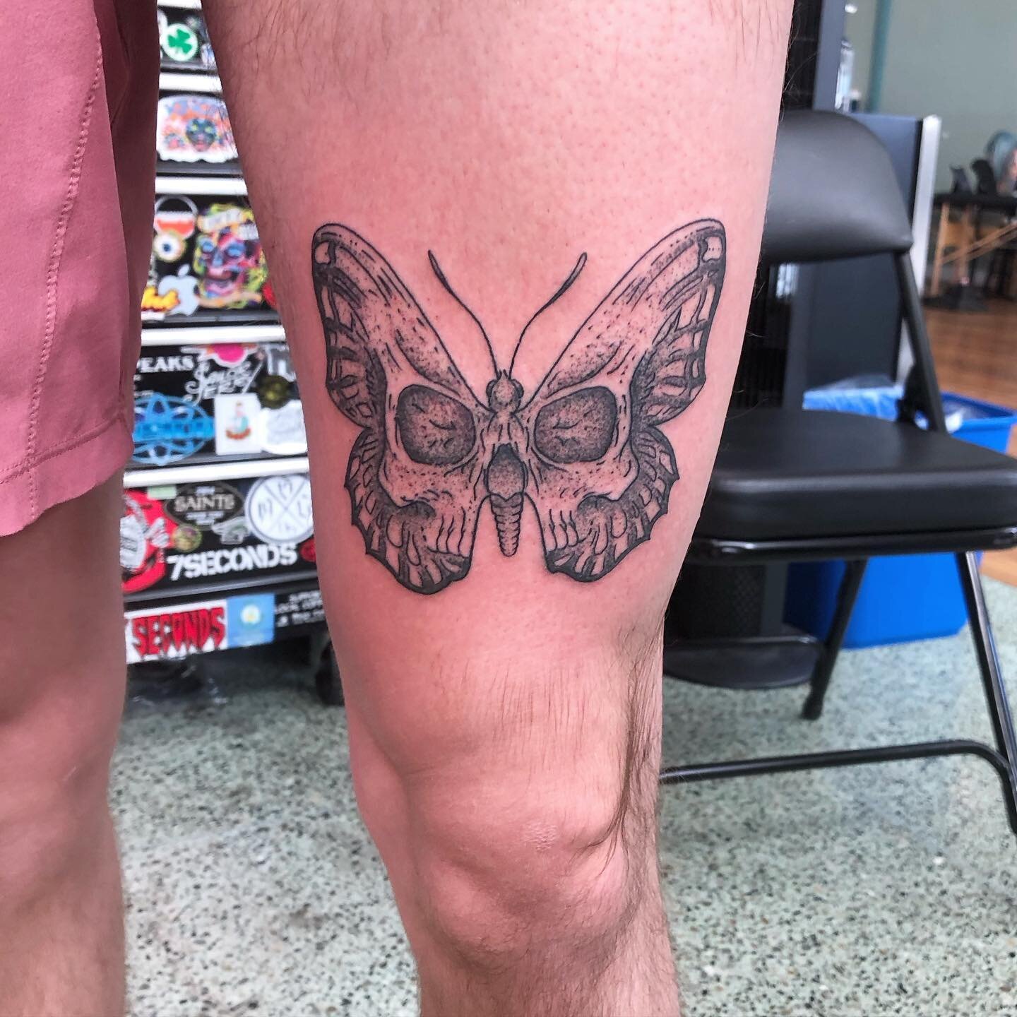 Skull butterfly 💀🦋 *Go to www.alchemytattoocollective.com to book an appointment now!
*DM @tattoosbyjw for tattoos designs and availability. ⚜️
*Email- Tattoosbyjw87@gmail.com
 11am-7pm
 Monday-Saturday 

#butterflytattoo #skulltattoo #thightattoo 