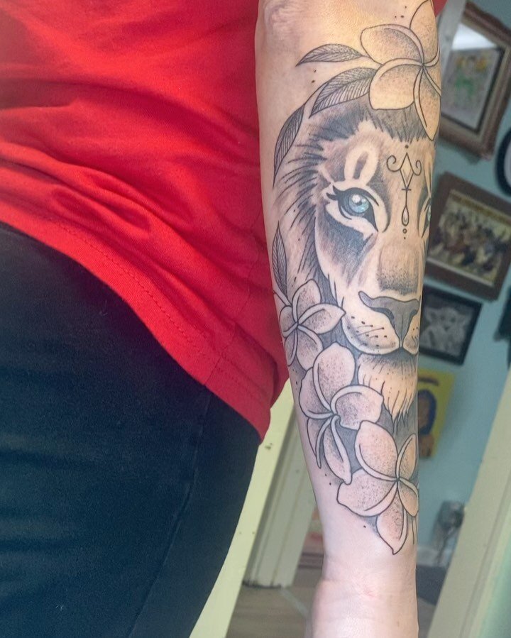 #liontattoo #colorpop #blackandgraytattoo #blackandgreytattoo #floraltattoo #forearmtattoo #stlouis #stl