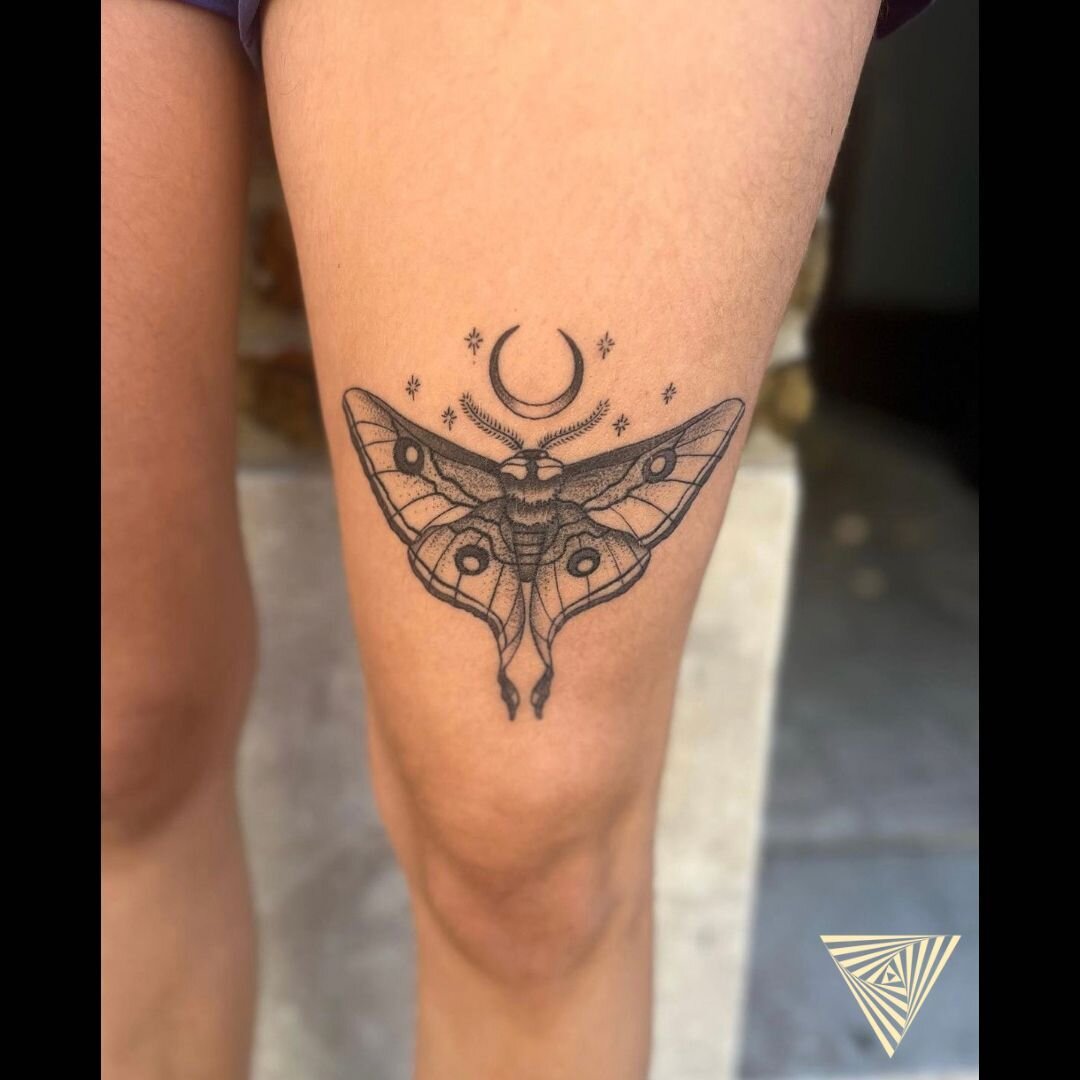 🦋🌙Given the luna moth&rsquo;s nocturnal nature and week long lifespan, the odds of crossing paths with one are rare.  Don&rsquo;t you think it&rsquo;s magical when you do? 🌙🦋
.
By @kittysbentneedles : Now Booking ☑️
.
.
#lunamothtattooo #abovethe