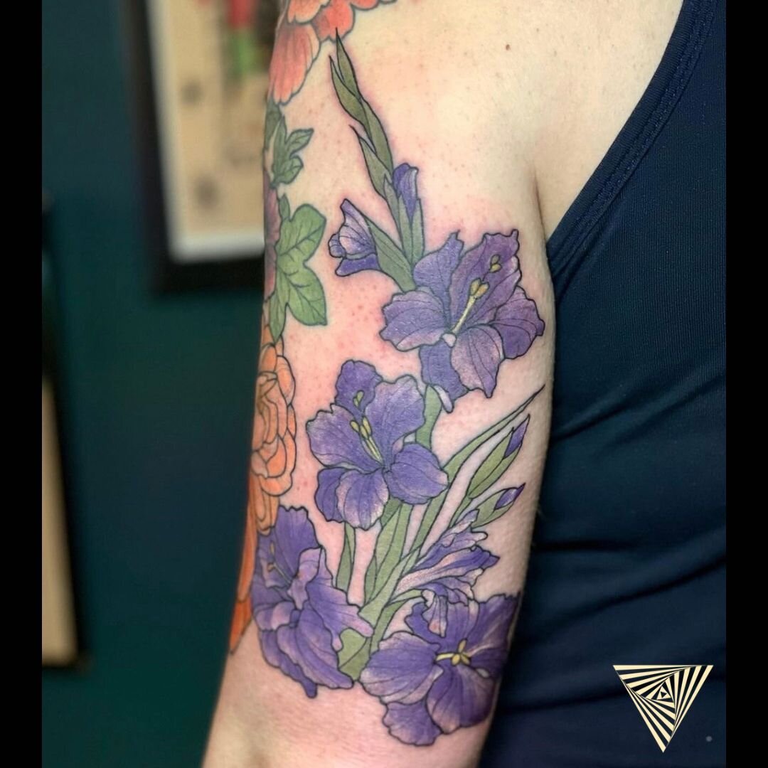 🗡️🌺 Small but mighty! The name of the Gladiolus flower stems from the Latin word &lsquo;gladius&rsquo;; meaning &ldquo;Little Sword&rdquo;. 🗡️🌺
.
By @sarzattaxx : Sarz&rsquo;s appointment books are currently full, stay tuned to our socials to be 