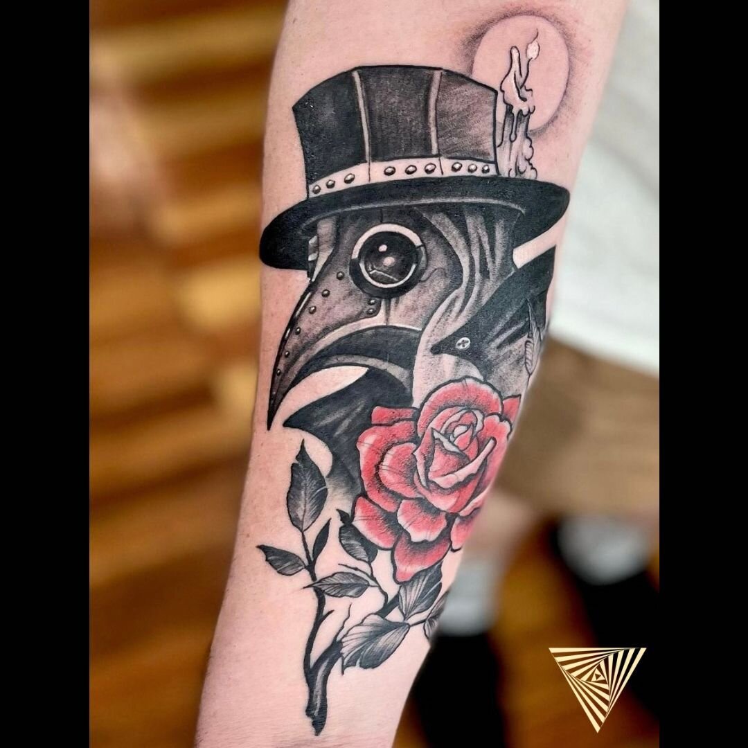 🎶A &ldquo;pocket full of posies&rdquo;🎶 Plague doctor&rsquo;s mask with beak of herbs &amp; vinegar sponge to counter the &ldquo;evil smells&rdquo; believed to carry infection.😷
.
By @lordsoul666 : Now Booking ☑️
.
.
#plaguedoctor #plaguedoctortat