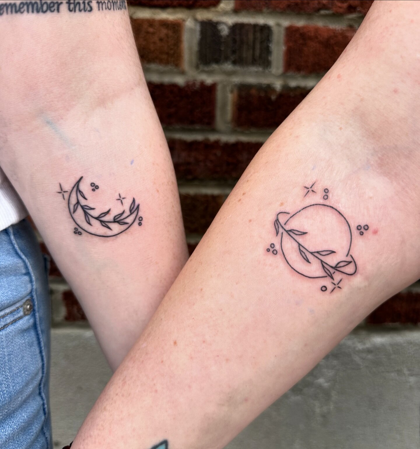 Love friend tattoos, a lil Taylor Swift walkin

@alchemytattoocollective #alchemytattoocollective #taylorswift #tswift #walkin #tsttoo #friendtsttoo #matchingtattoo #stltattoo #stlmade #stlgram #stlink #cwe #tattooshop #tattoo #linetattoo #inked