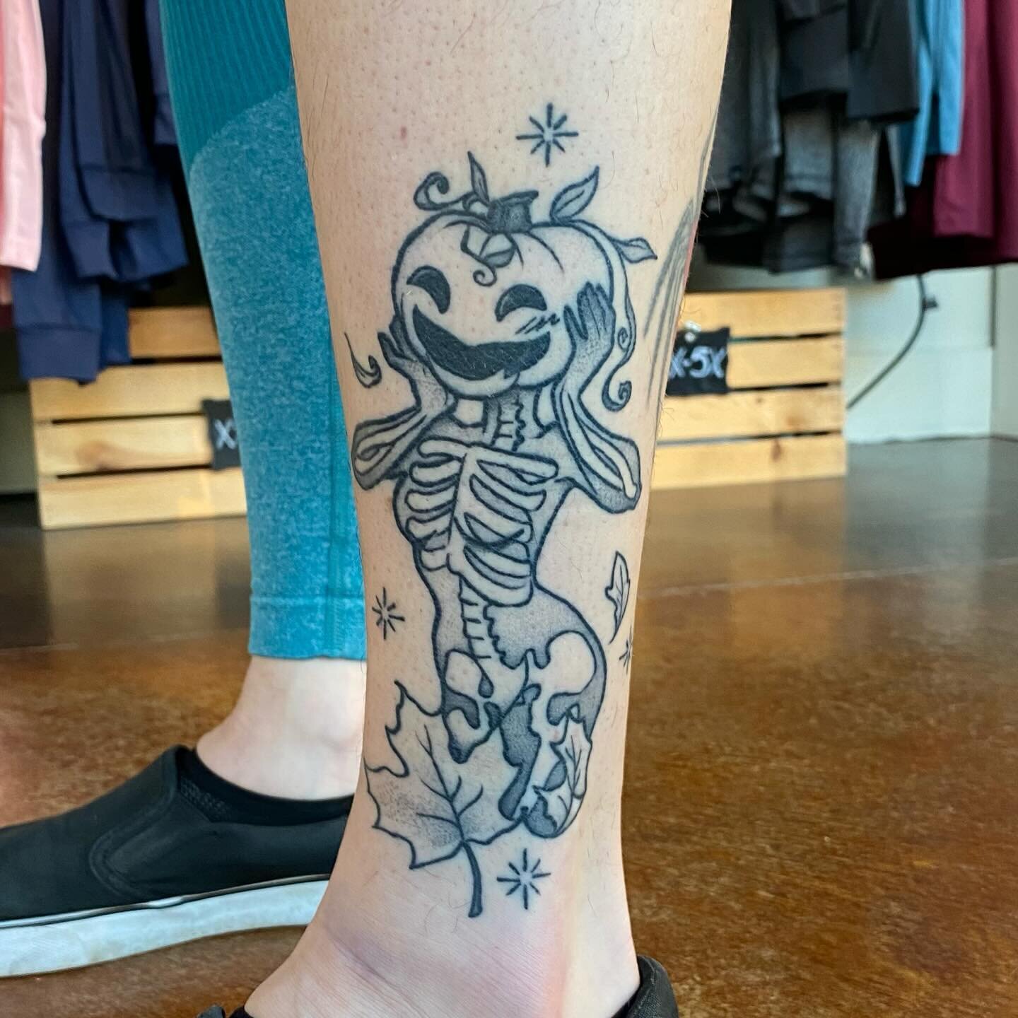 Healed pics! The second slide I found in the wild on st. Patties day!!!! I love!! :) obsessed! 

I would loooove to do another girlie!!! Hmu!! :) bye 

#healed #healedtattoo #tattoo #blackandgreytattoo #twoheadedcalf #pumpkinhead #stl #stltattooartis