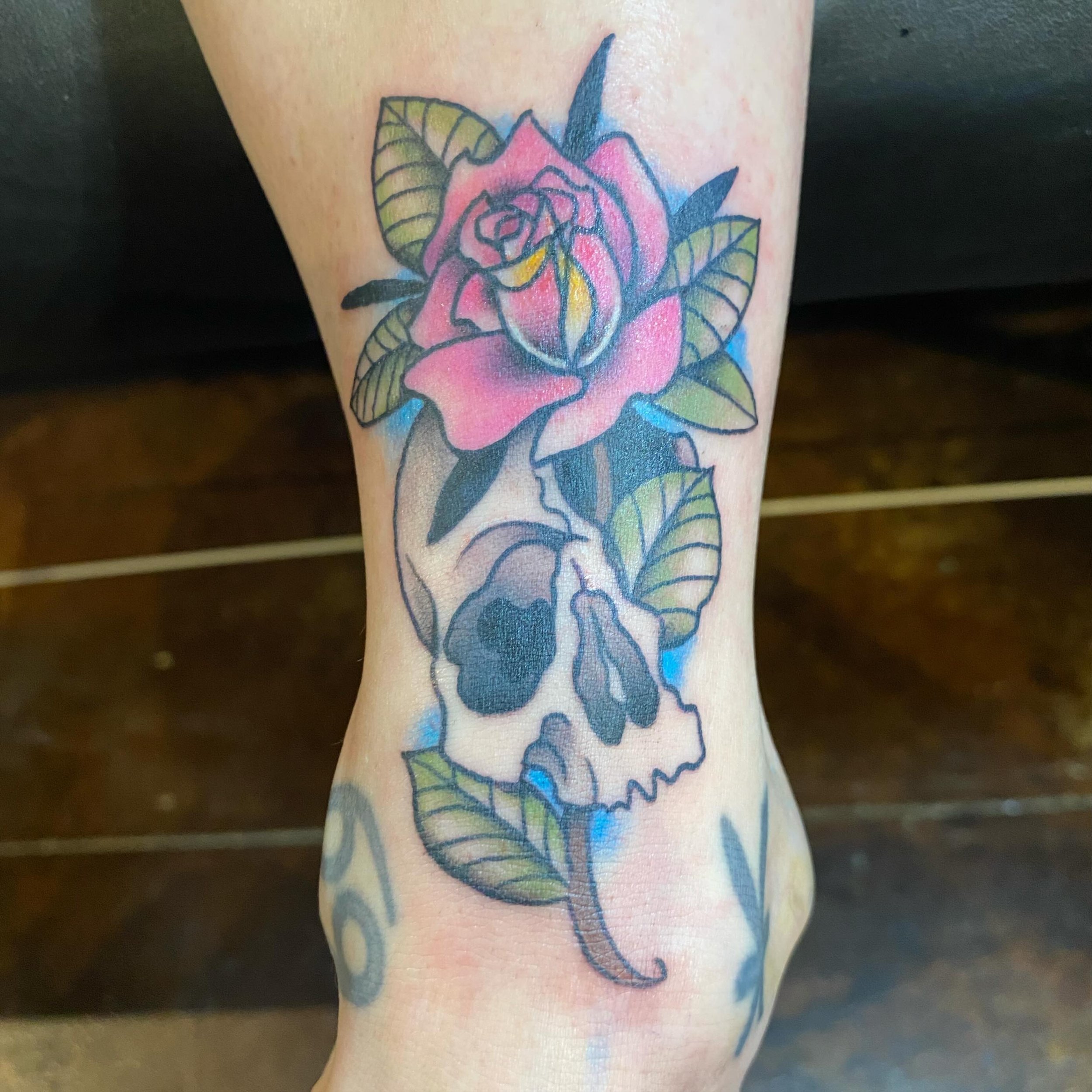 Skull and rose for Sierra 🖤🖤 

 #tattoo #alchemytattoocollective #stl #stltattooartist #cheyennetattooequipment #art