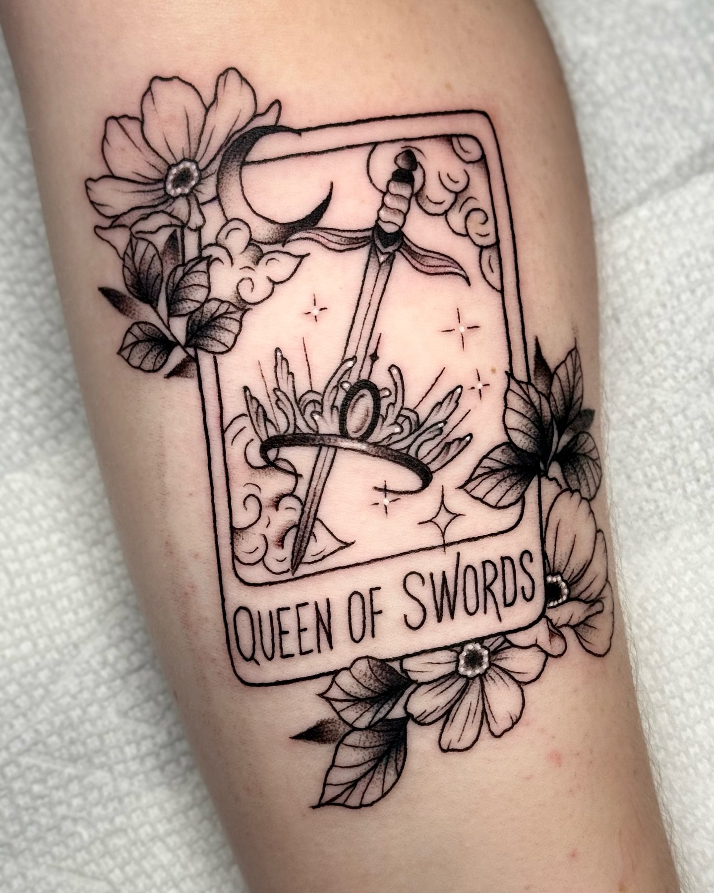 In the realm of the Queen of Swords, wisdom is her weapon and truth is her shield 🌙🔪 
&bull;
&bull;
&bull;
&bull;
&bull;
&bull;
&bull;
&bull;
#tarotcardtattoo #witchytattoo #queenofswords #tarotcommunity #femaletattooartist #stl