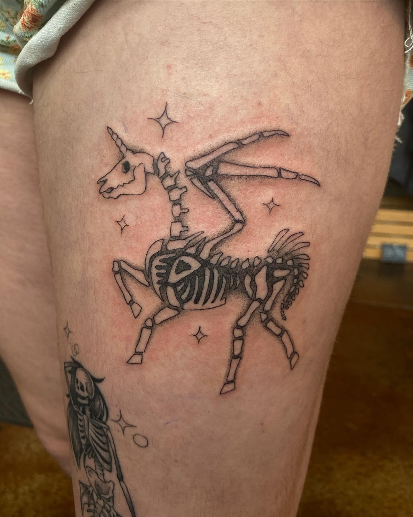 Added a skeleton unicorn near the skeleton mermaid 🥹❤️ I love it! 

#skeletonunicorn #tattoo #blackandgreytattoo #art #stl #alchemytattoocollective #skeleton