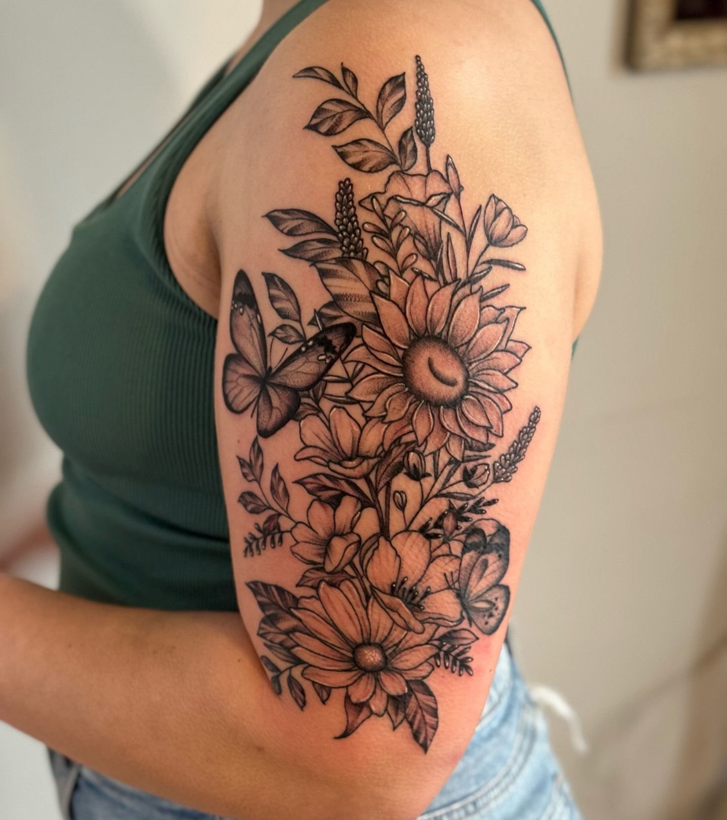 Embracing the beauty of the untamed wilderness with wildflowers. Now booking for July 🌿
&bull;
&bull;
&bull;
&bull;
&bull;
&bull;
&bull;
#femaletattooartist #stl #stlouis #wildflowers #flowertattoo