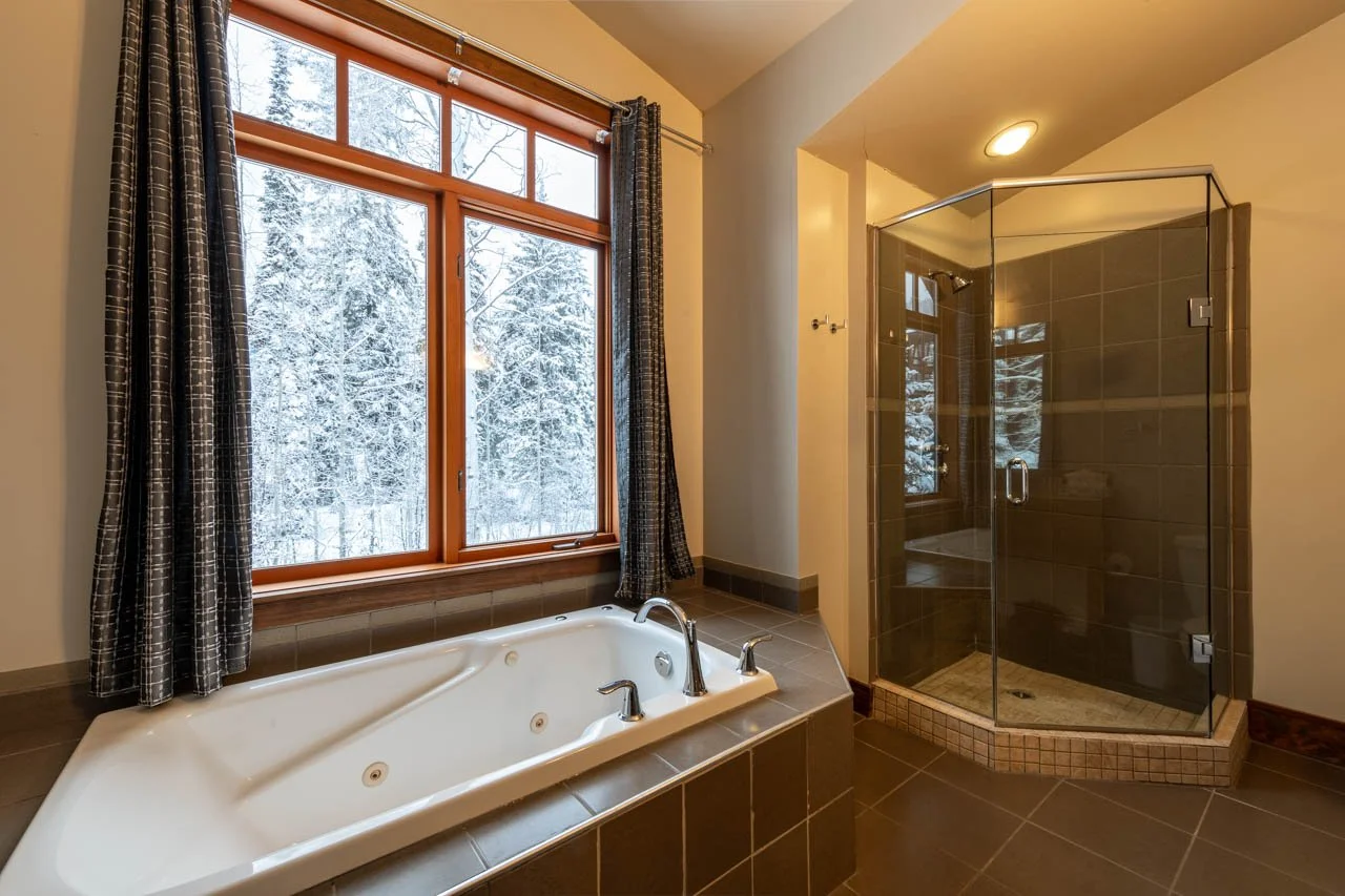 2-queen premium room - bath 2.jpg