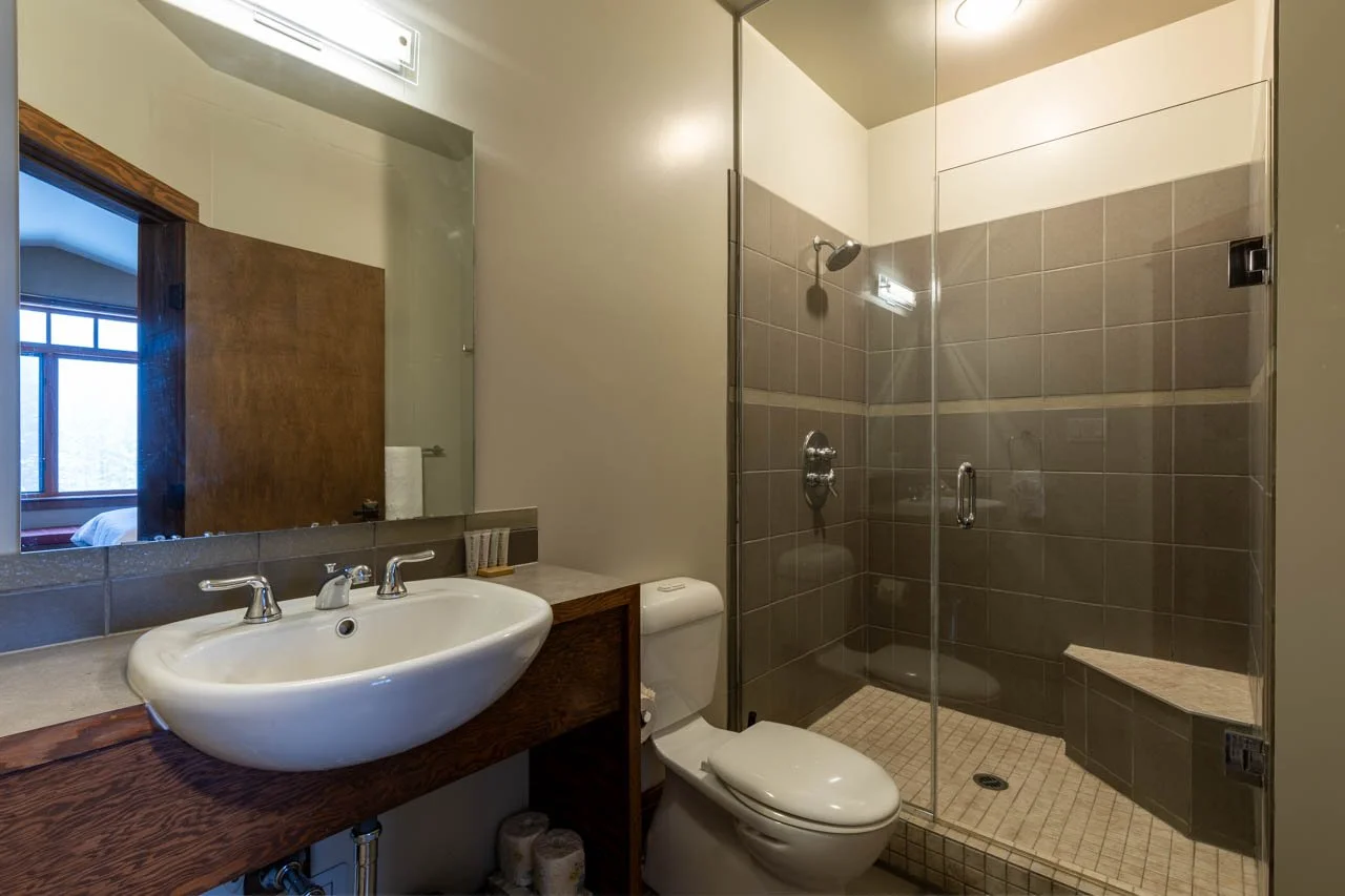 Deluxe Queen:King - Bath 3.jpg