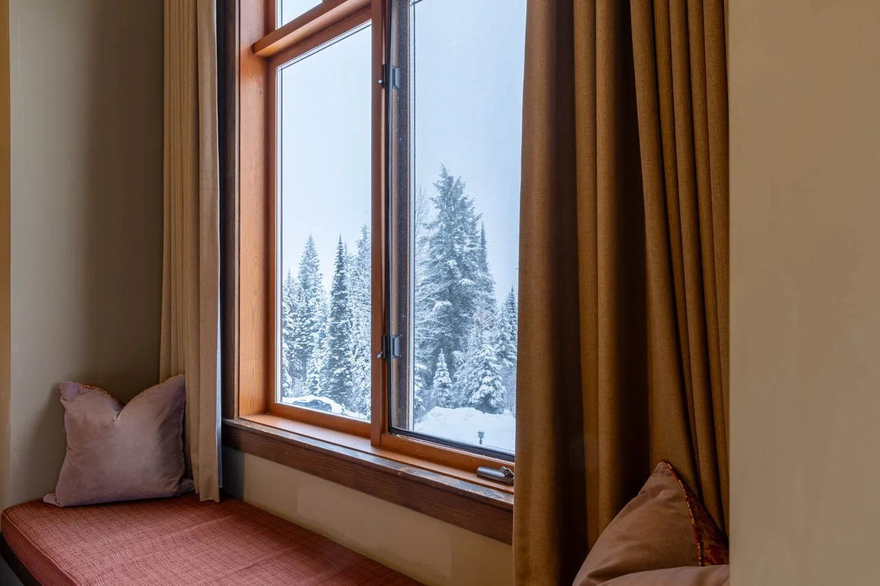 2 Queen Window Seat.jpg