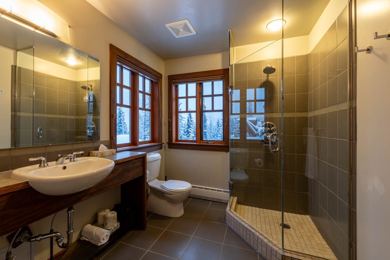 1-King Standard Room - bath .jpg