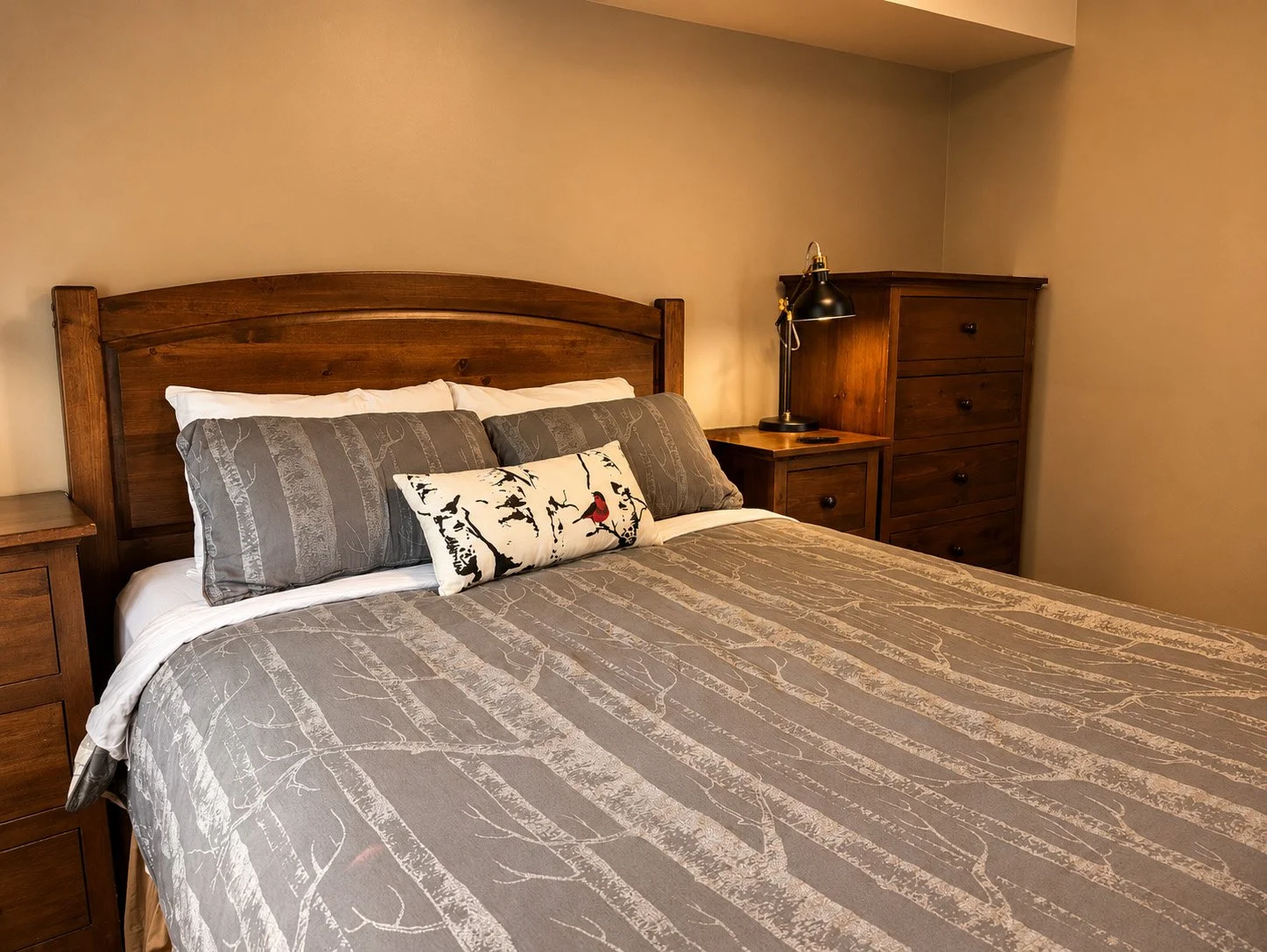 Aspens Queen Bed.jpg