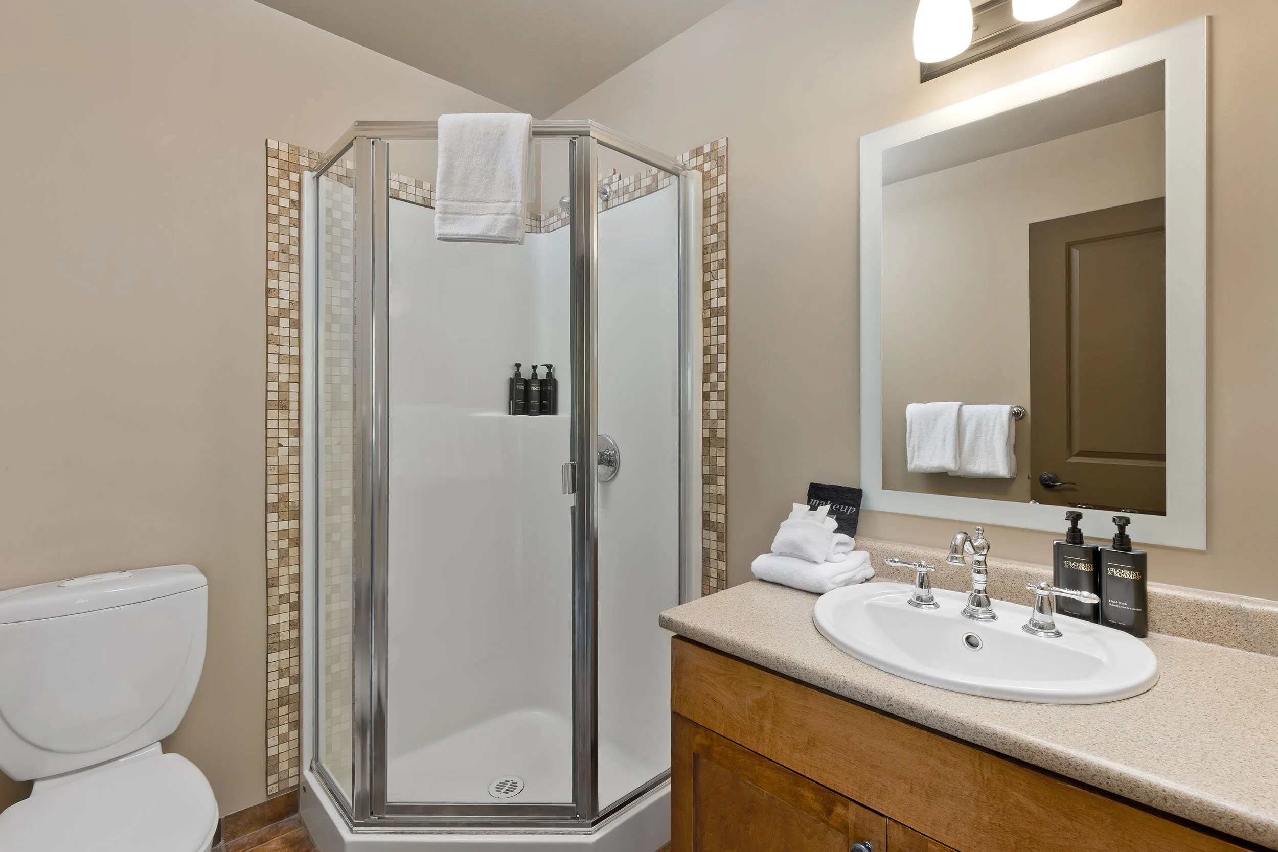 208 Bathroom (2).jpg