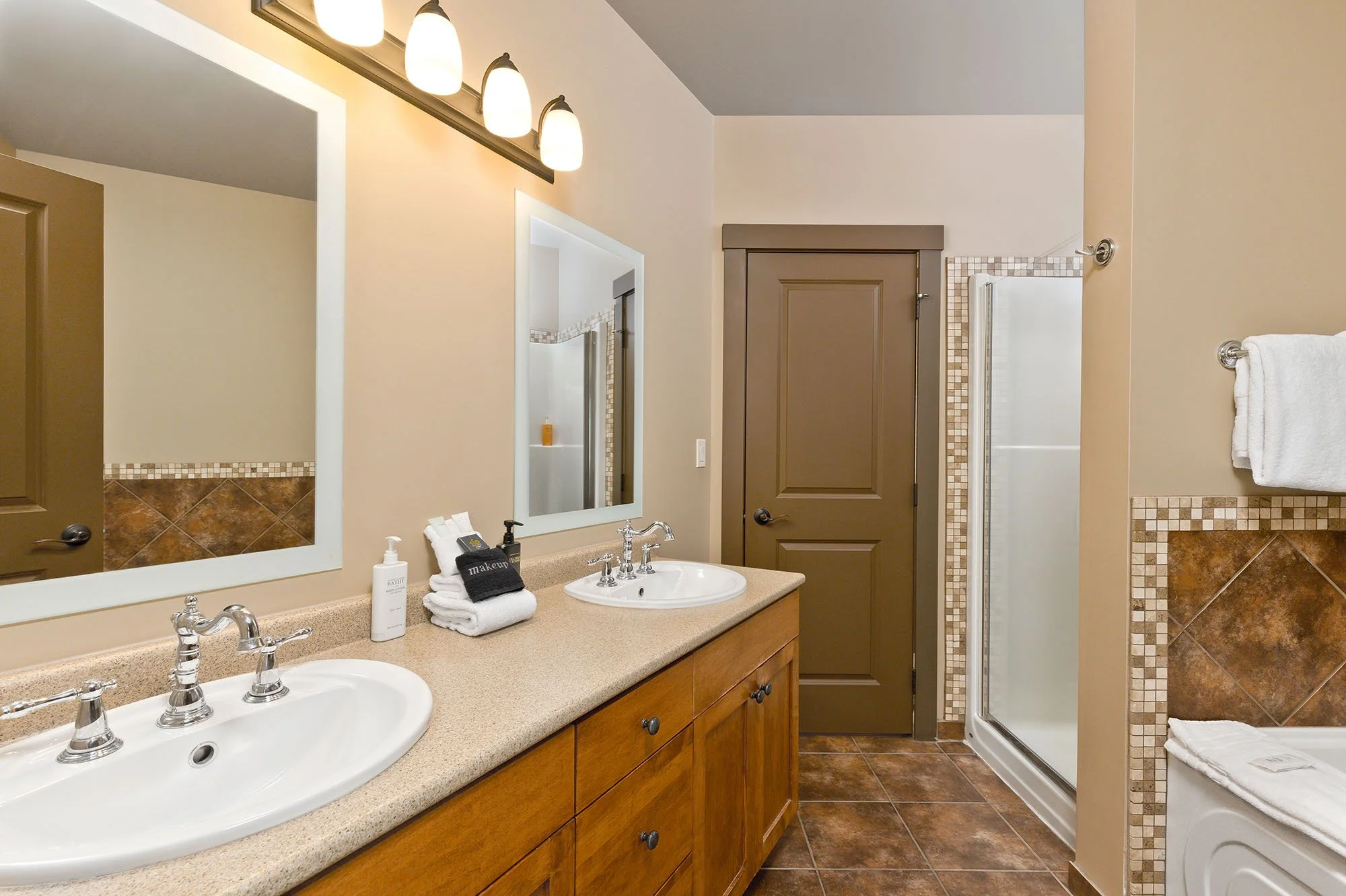 208 Bathroom.jpg