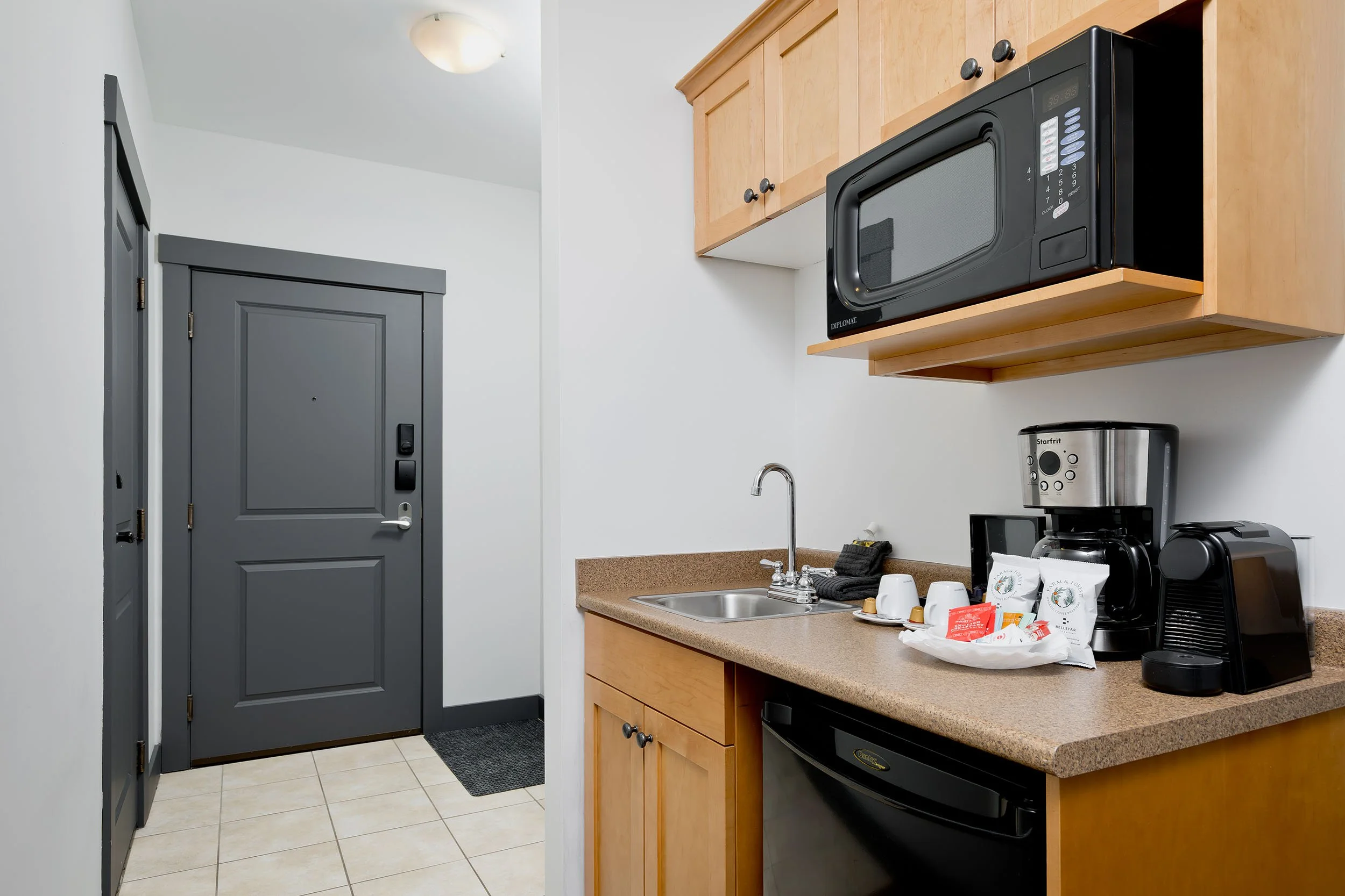 101B Kitchenette.jpg