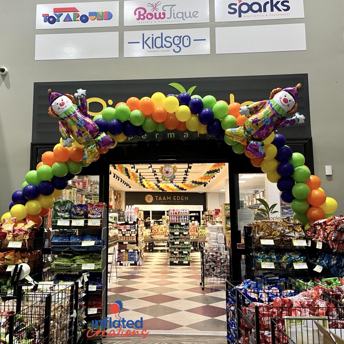 balloon clown arches decor.jpeg