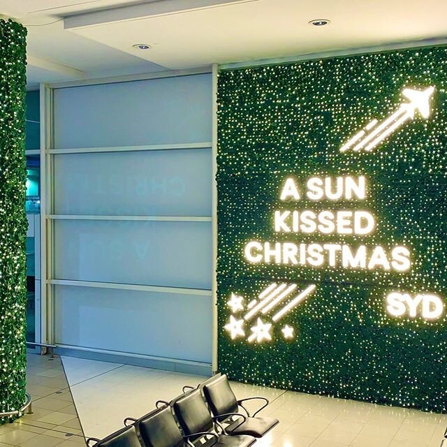Sun kissed vibes for Christmas // Lighting up Sydney Airport for christmas 2019 ✨🎄 ##christmassparkle #ledlights #sydneychristmas #customdesign #visualdesign #greenwall #christmasmessage #sydneyairport #sydairport #avatree #avatreelightinstallations