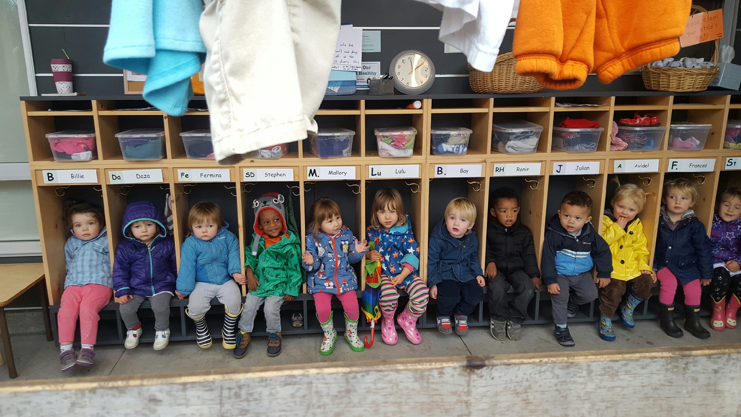 toddler class in cubbies.JPG