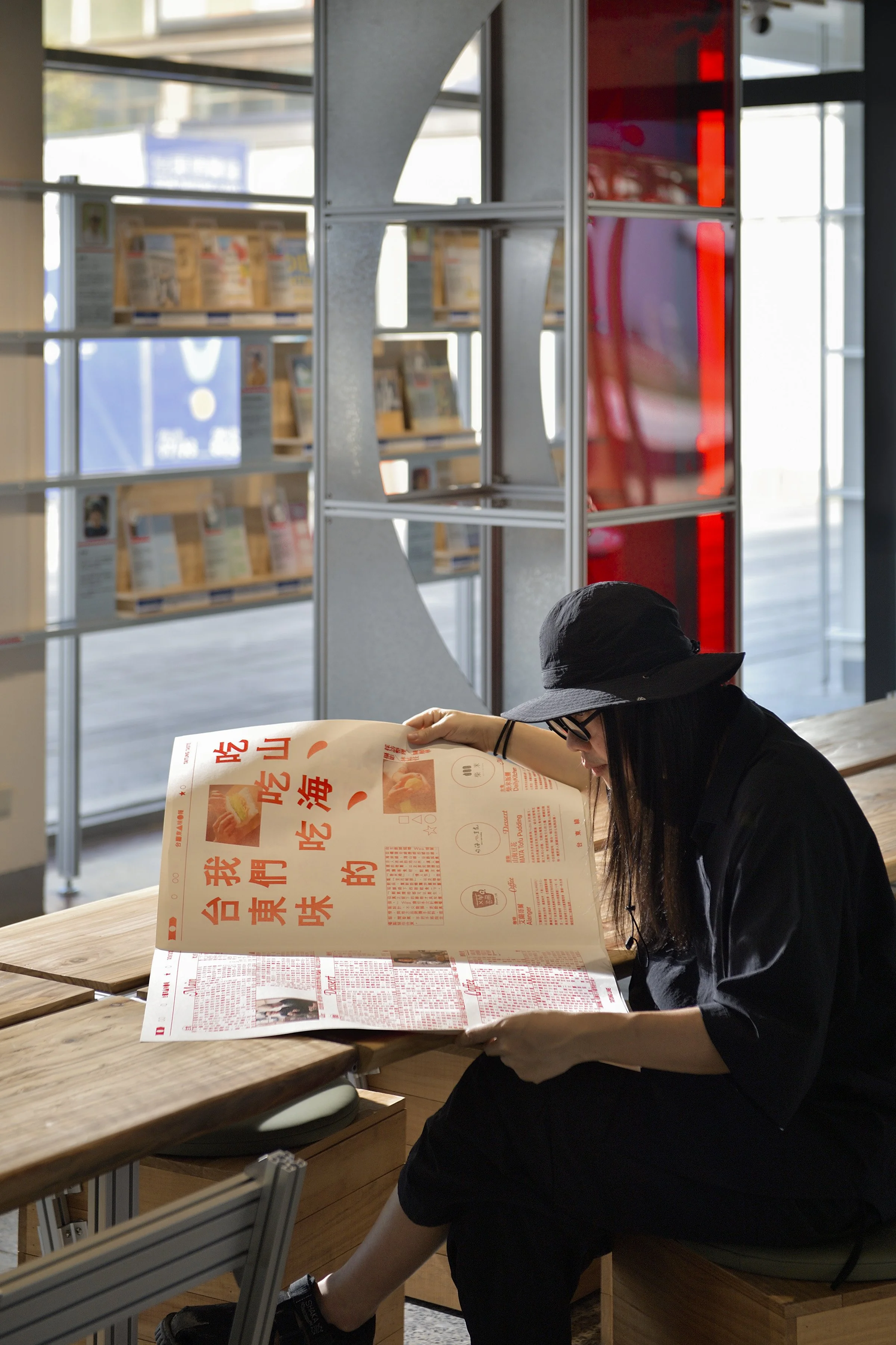 14_民眾可利用「台東大客廳」空間長桌，在休憩的同時閱讀飲食刊物｜攝影:汪德範｜圖片提供: 格式設計.jpg