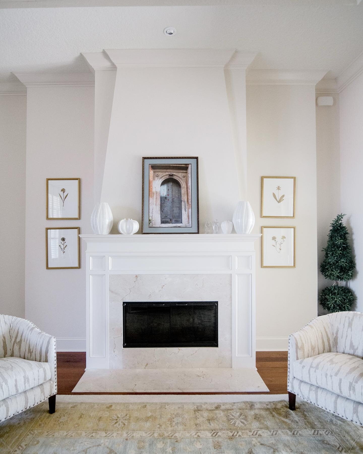 Bright &amp; timeless! Loving this simple, yet elegant, fireplace ✨
