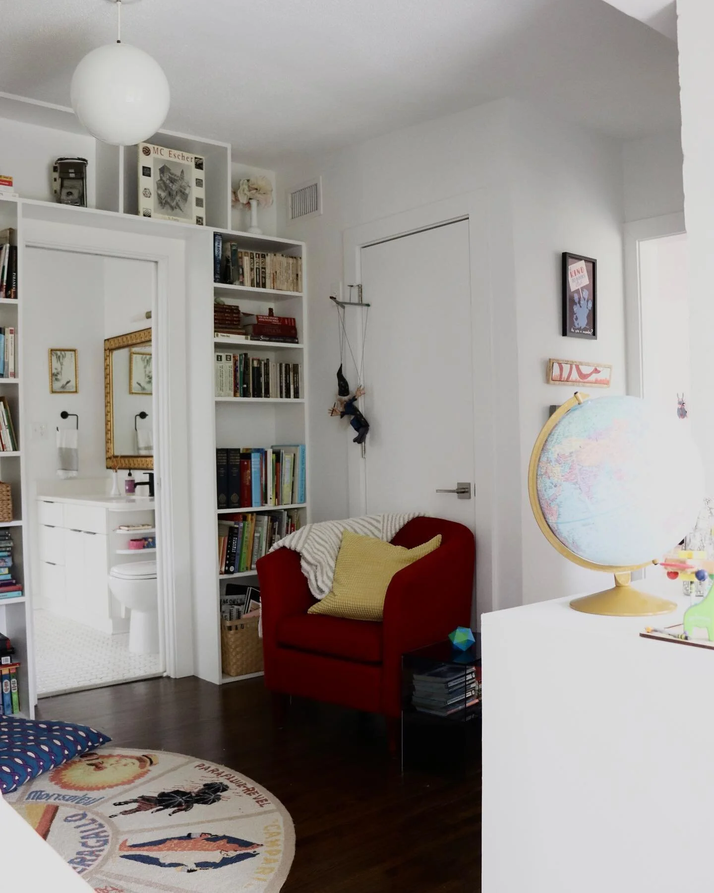 A homeschool family library 📚 

#homedecor #homeschooldecor #homeschoolroomdecor #decor #familyhome #livedinhomes #interiordesign