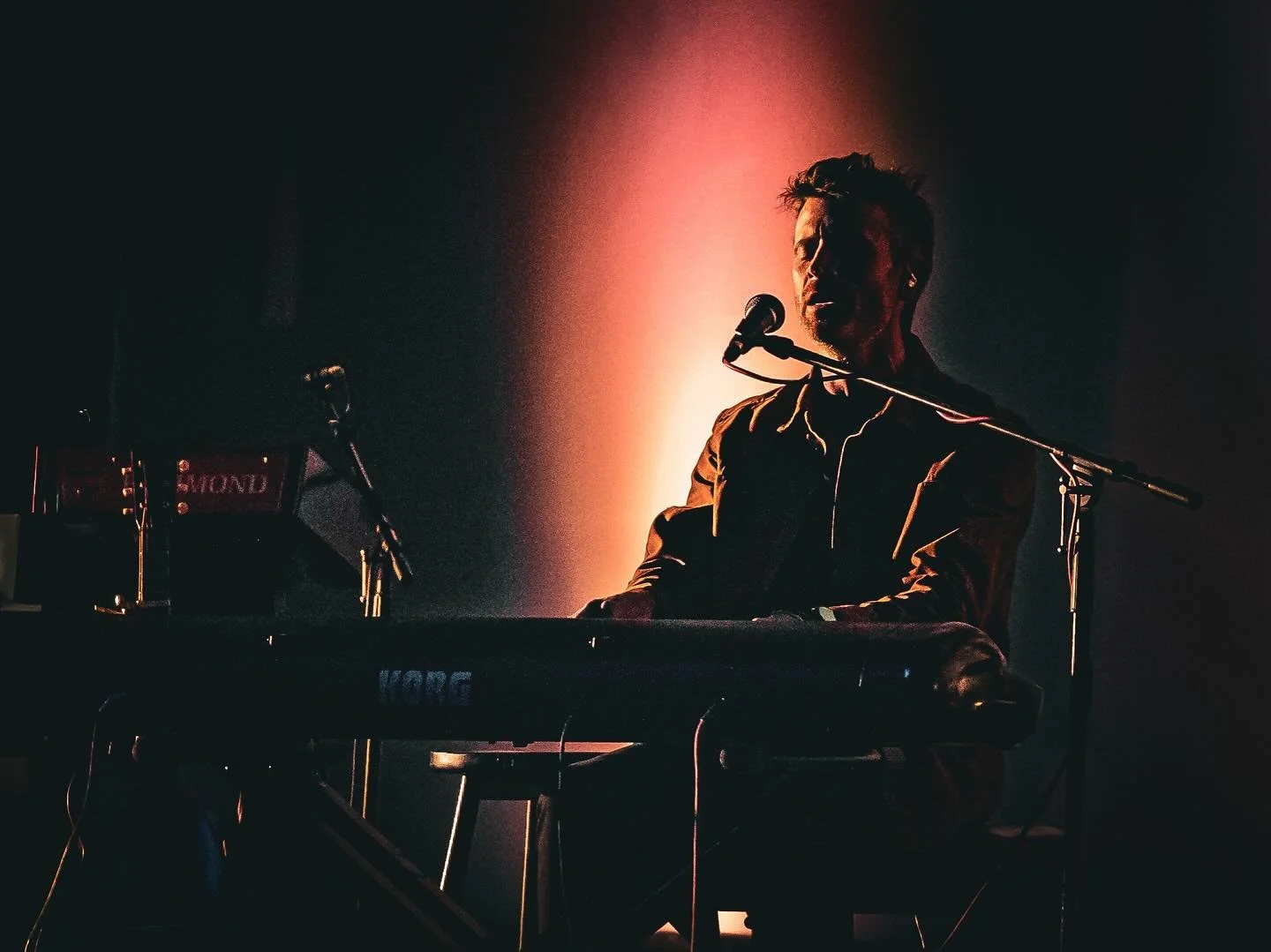 I think singing this short breakdown is my favorite part of the set. Everything still.. as a silent invisible electricity flows through us all.
Leaves me in awe at the power of audience and show.
♥️
Beautiful shot @twelve07photography