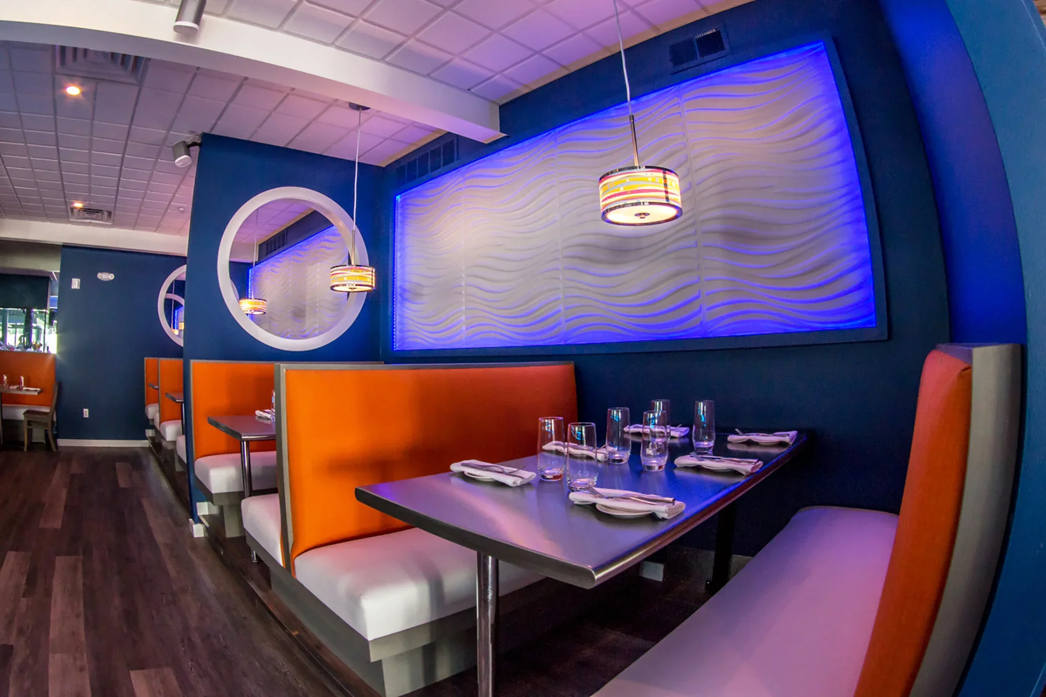 Fins Bar & Grille restaurant design by Raymond Haldeman the restaurant designer