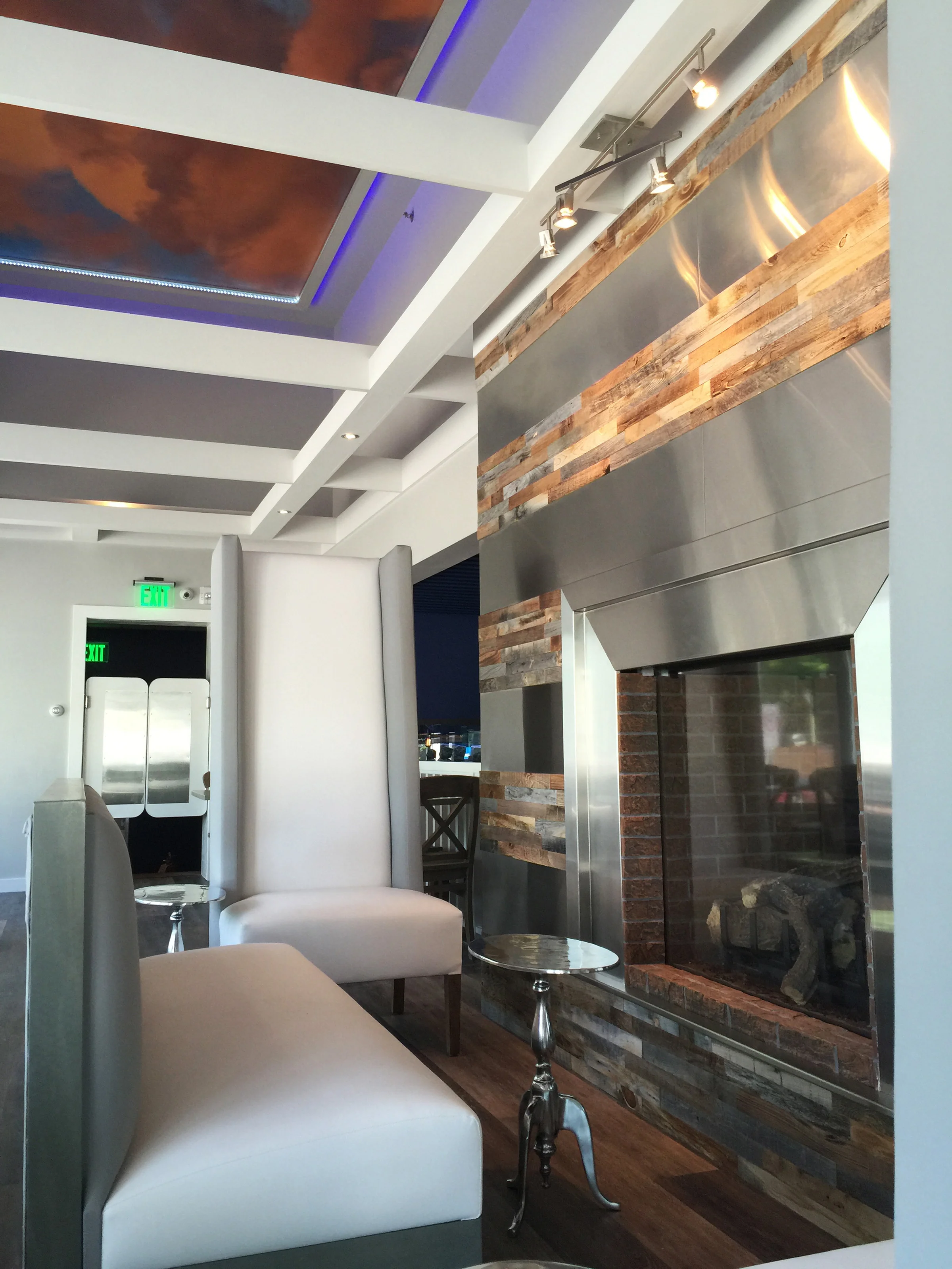 restaurant-designs-contemporary-fireplace