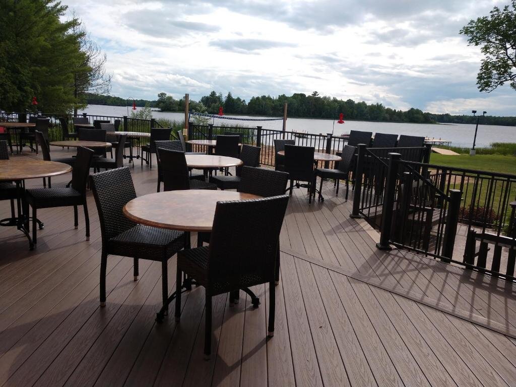 outdoor restaurant deck design