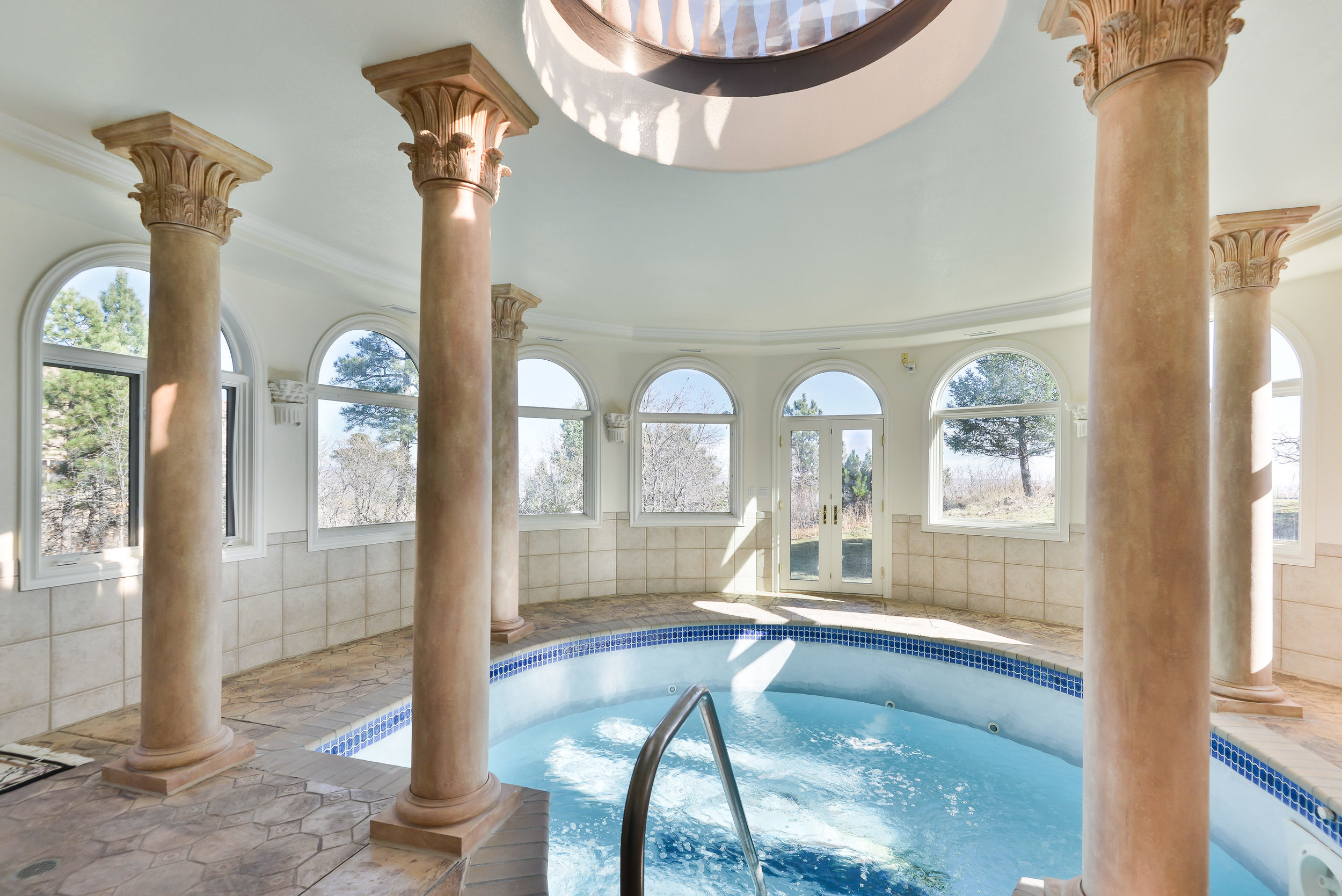 23 - Hot Tub and Spa Room.jpg