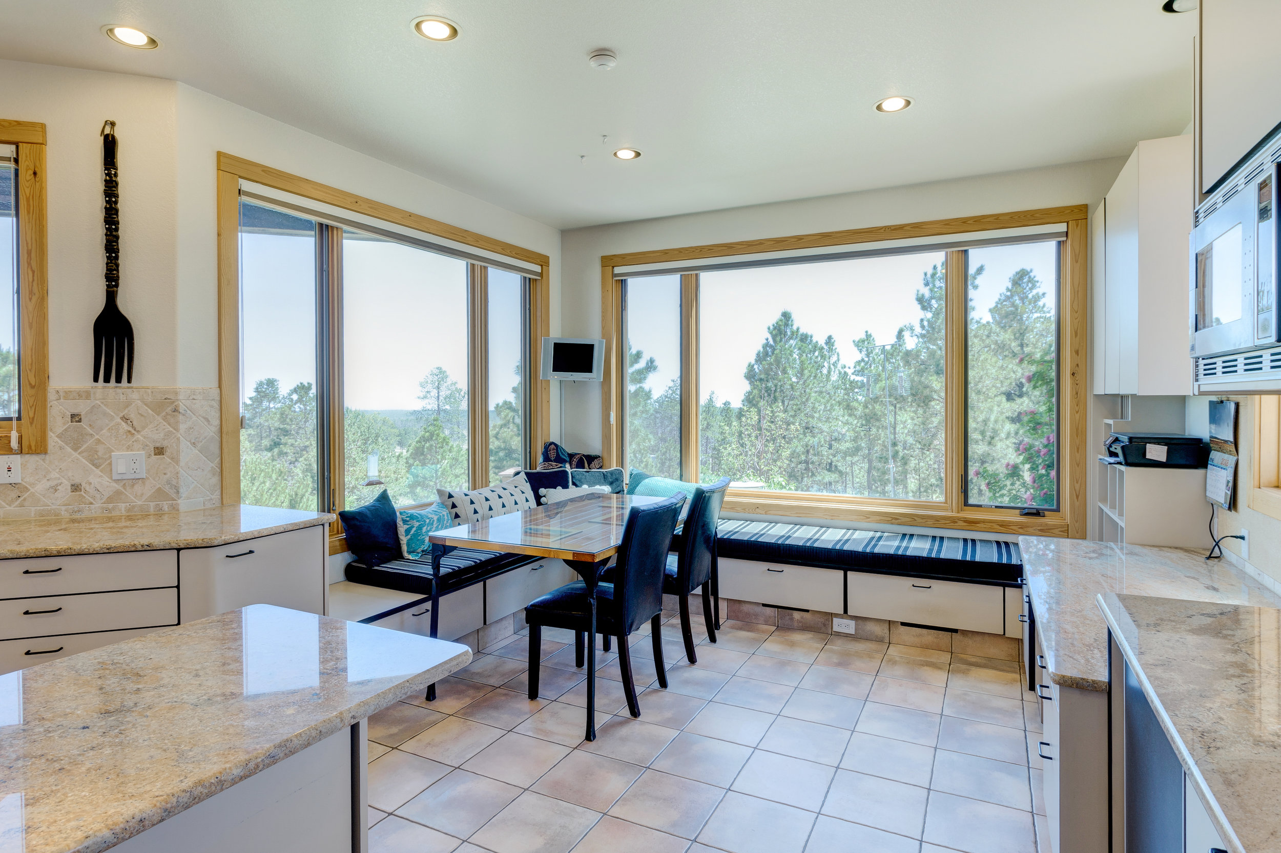 14-Kitchen Sitting Area.jpg