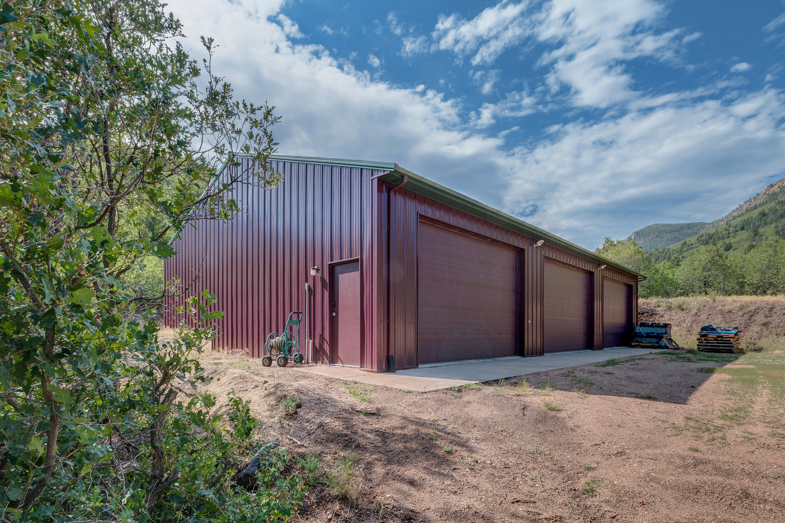 31-Detached 12 car garage with 2500 sq ft.jpg