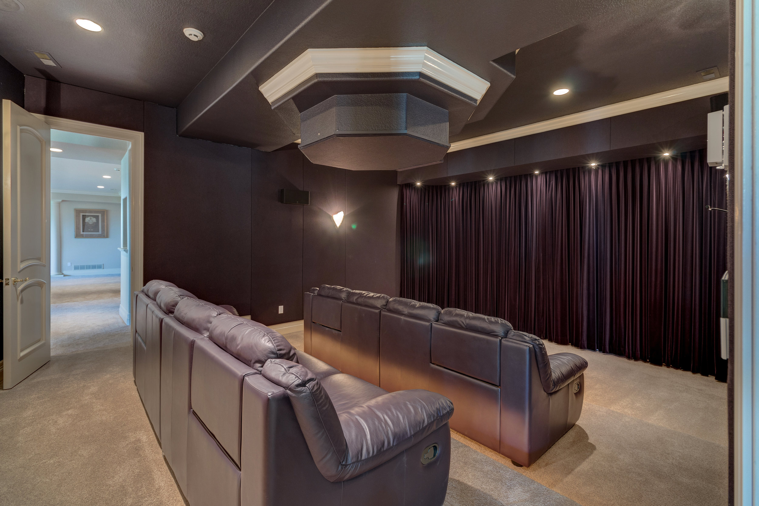 20-Deluxe theater.jpg