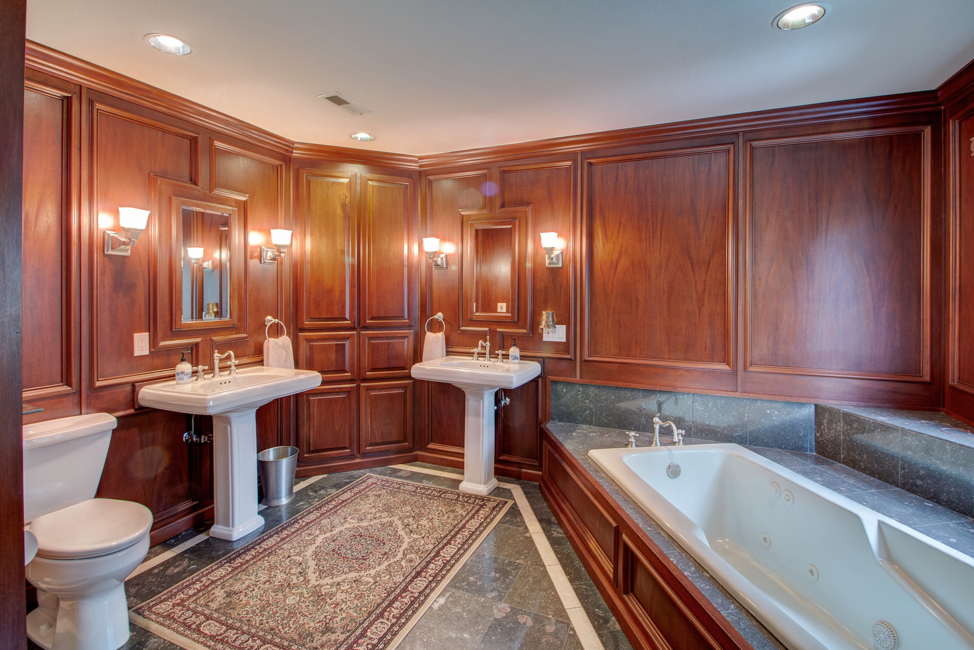 14-Fabulous 5pc guest bath on the main level.jpg