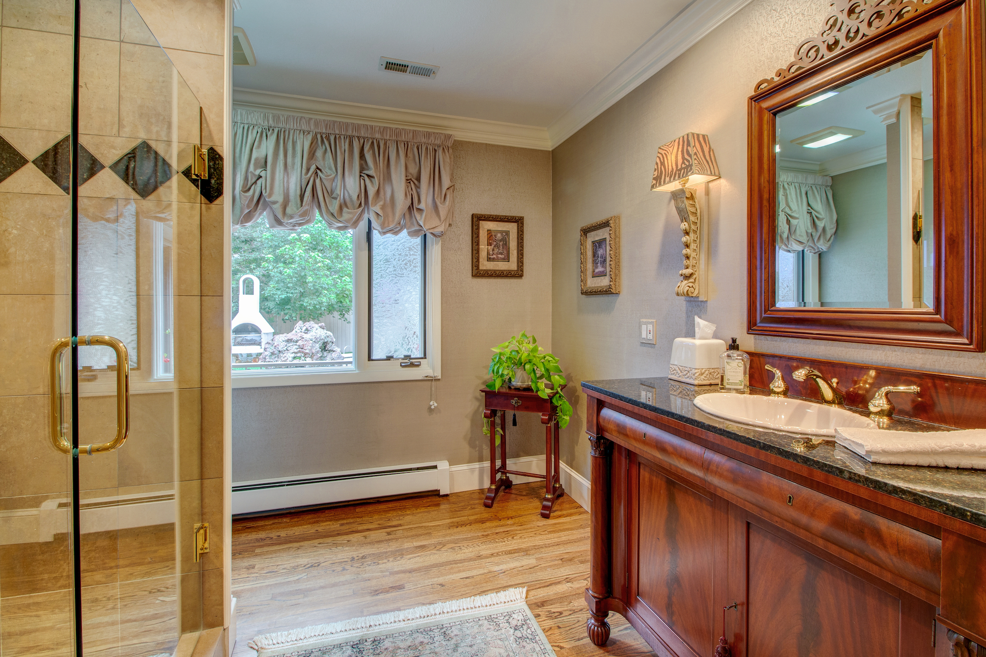 21-Guest powder room w shower.jpg