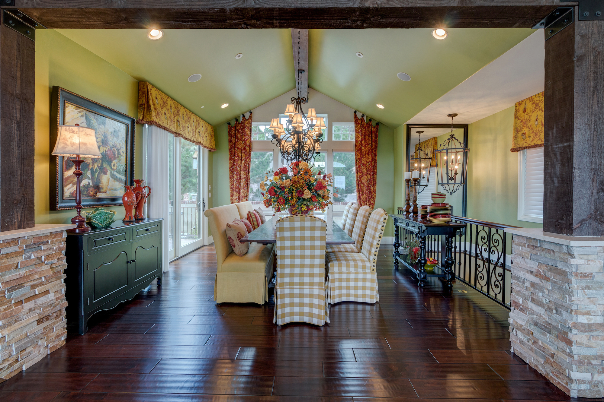 007-Dining room with vaulted ceiling opens to front patio.jpg