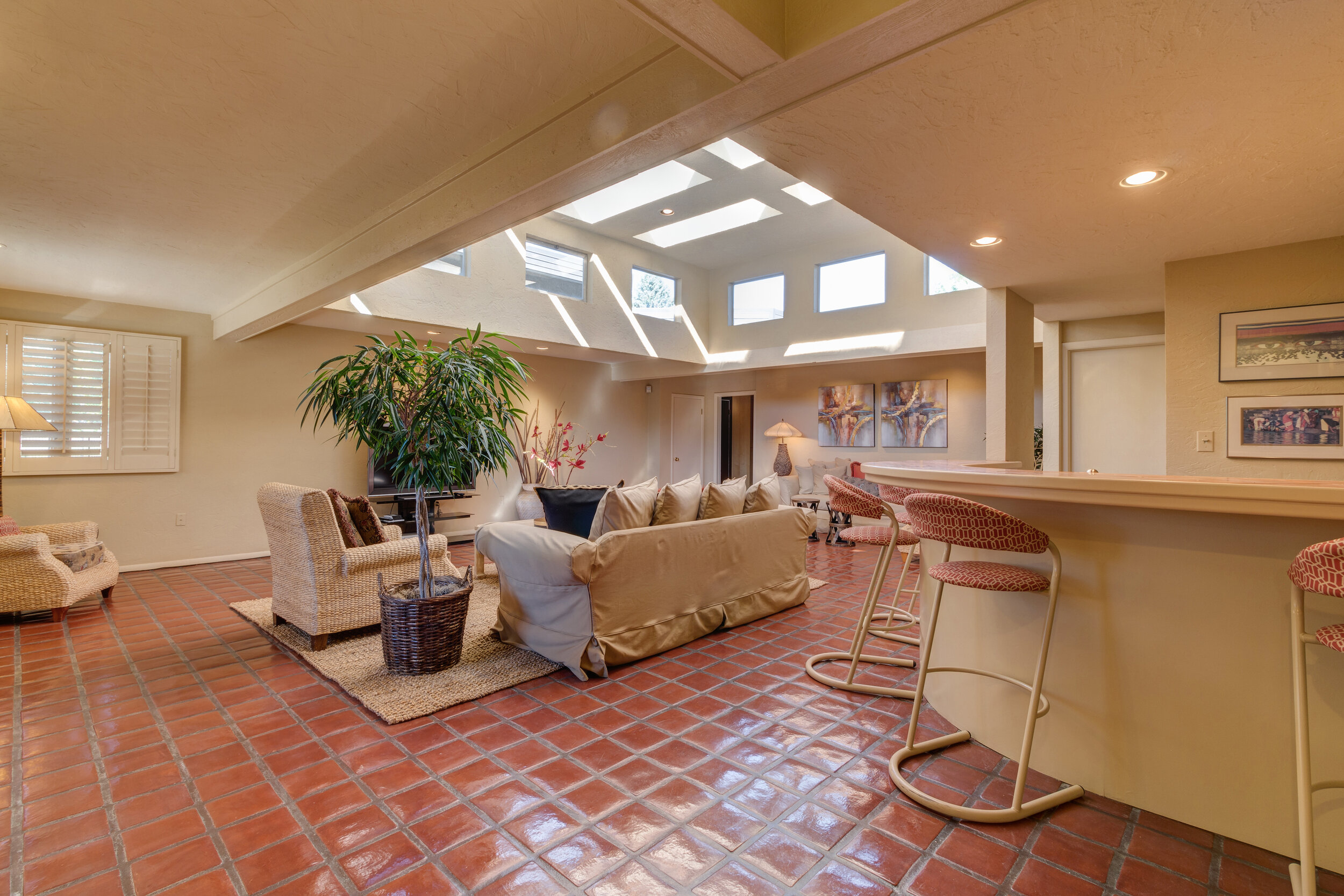 16-Family room with wet bar.jpg