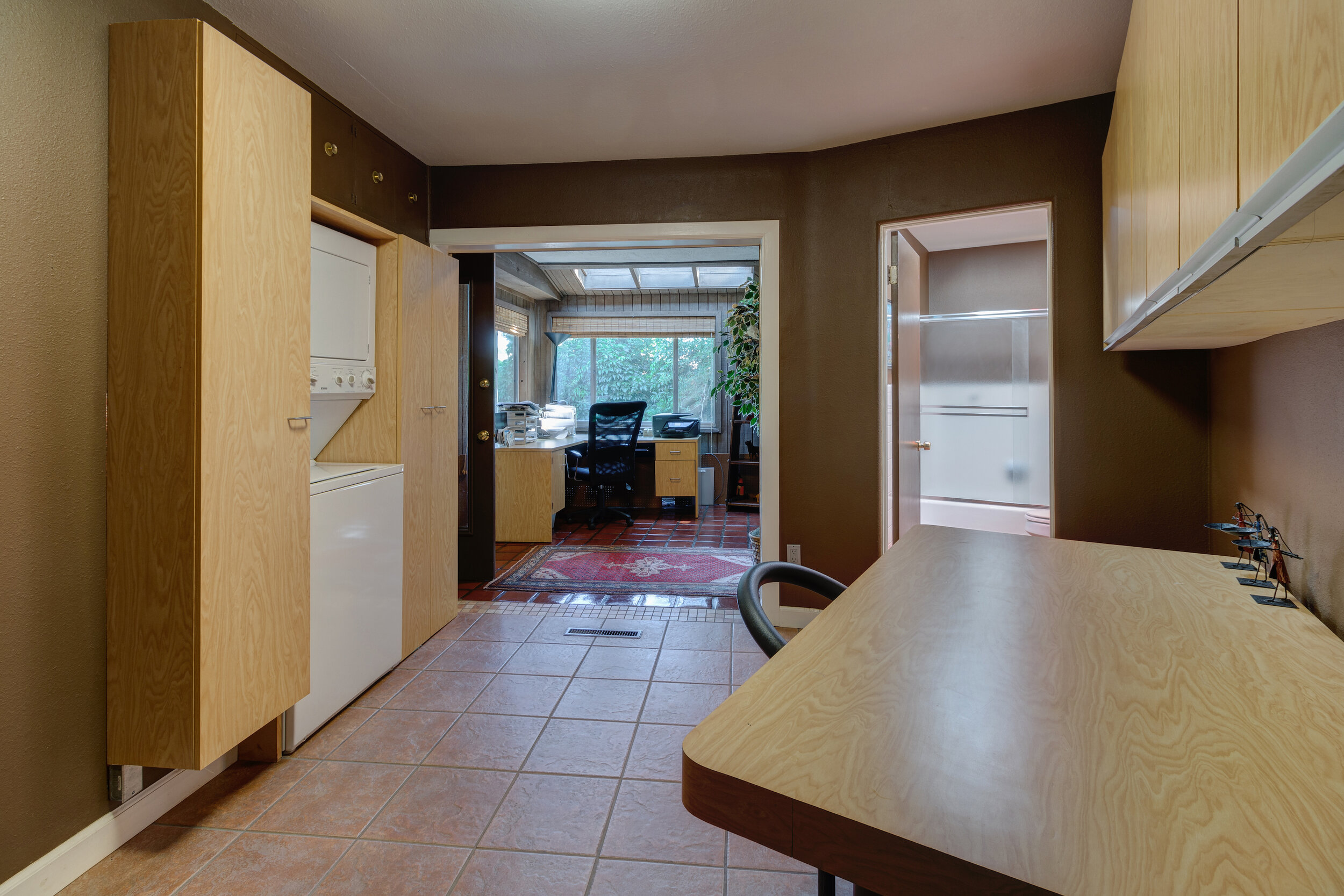 25-Laundry room + office off kitchen.jpg