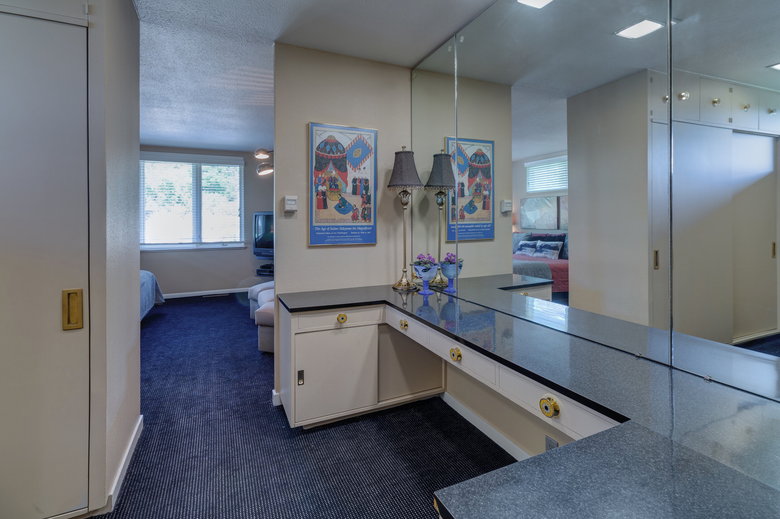 26-Vanity area in guest suite.jpg