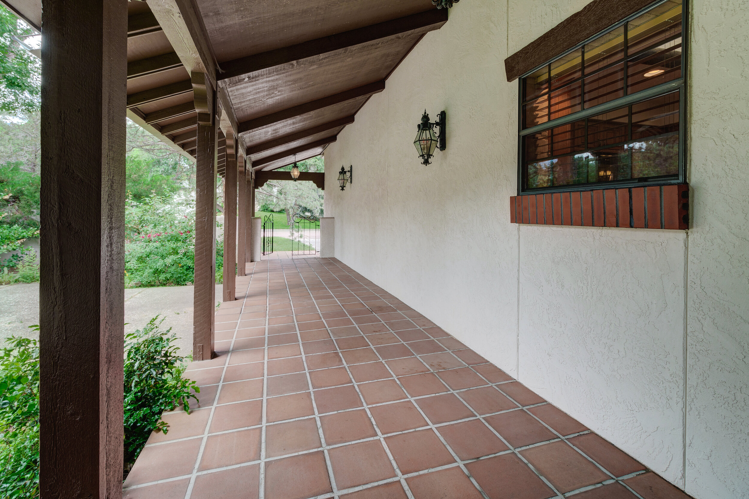 3-Front Courtyad Patio.jpg